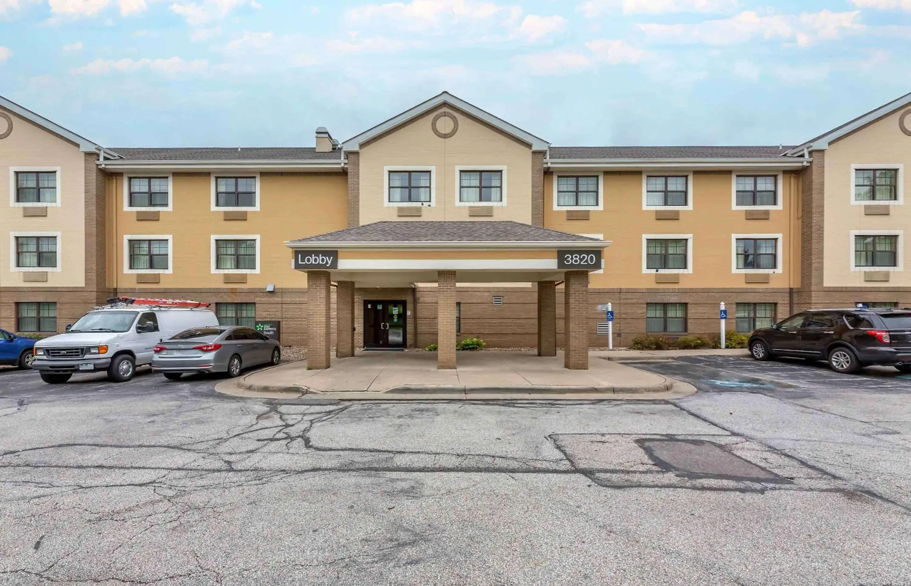 Property Building in Extended Stay America Suites - Cleveland - Beachwood - Orange Place - South