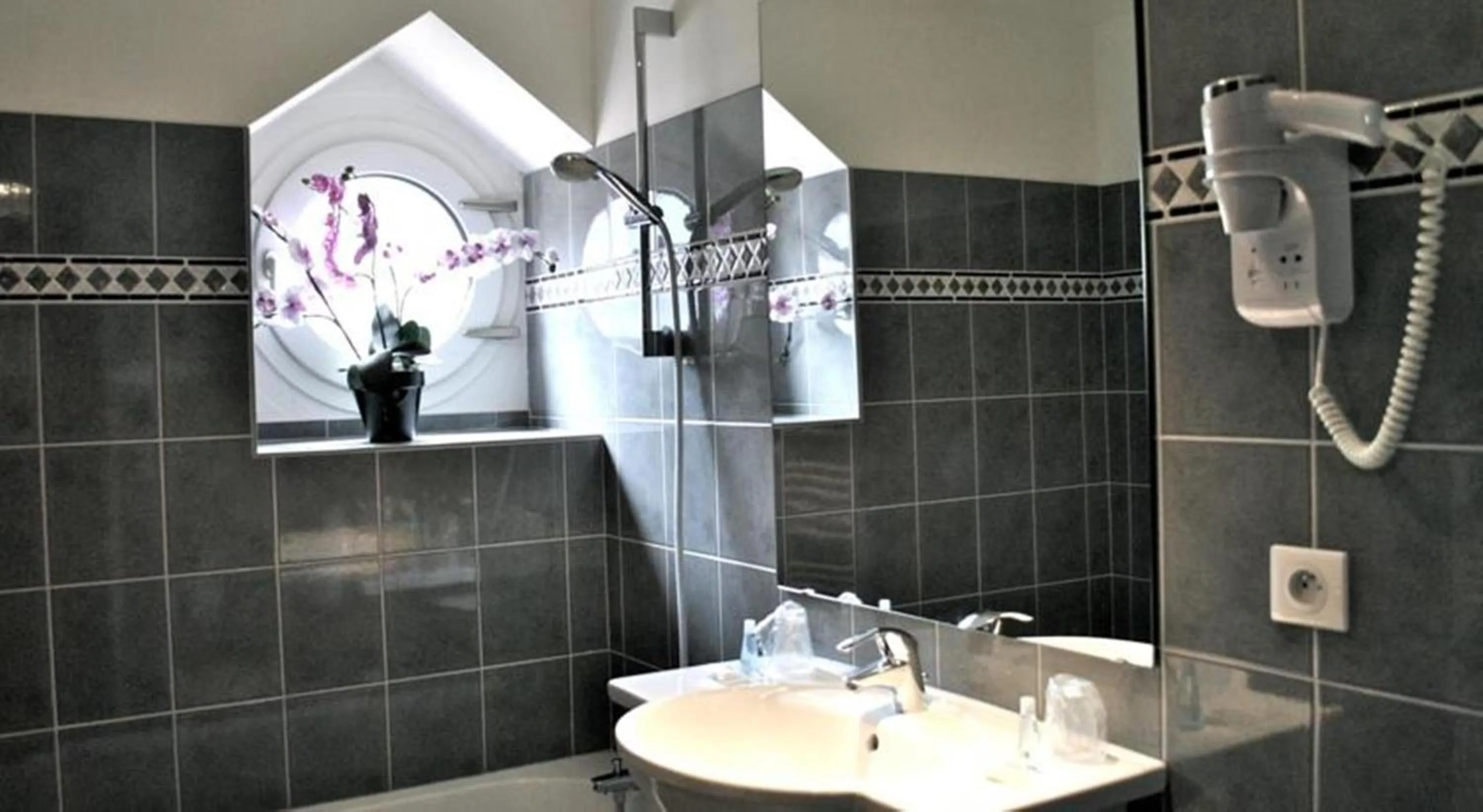 Bathroom in Hôtel Alliance