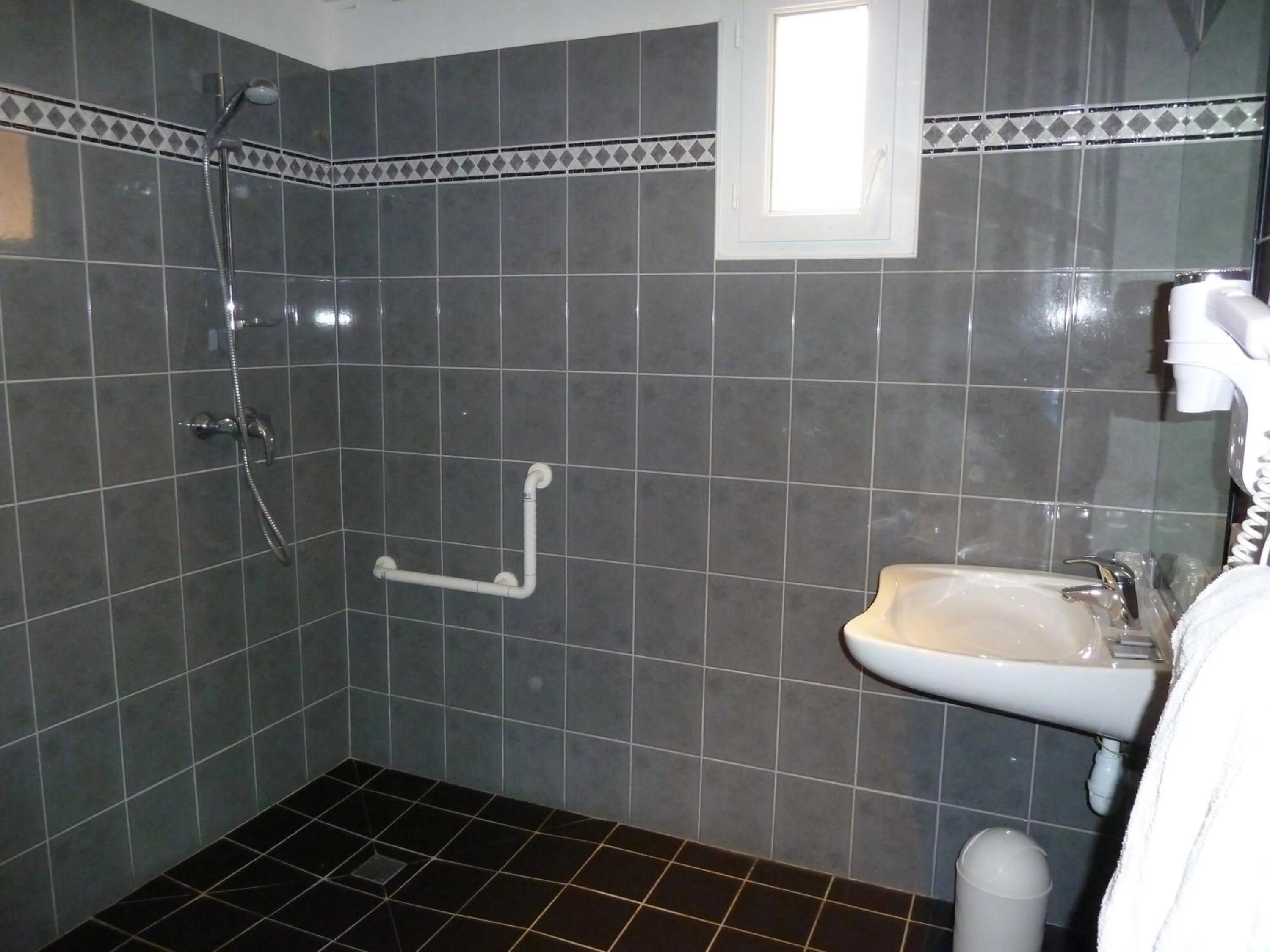 Bathroom in Hôtel Alliance