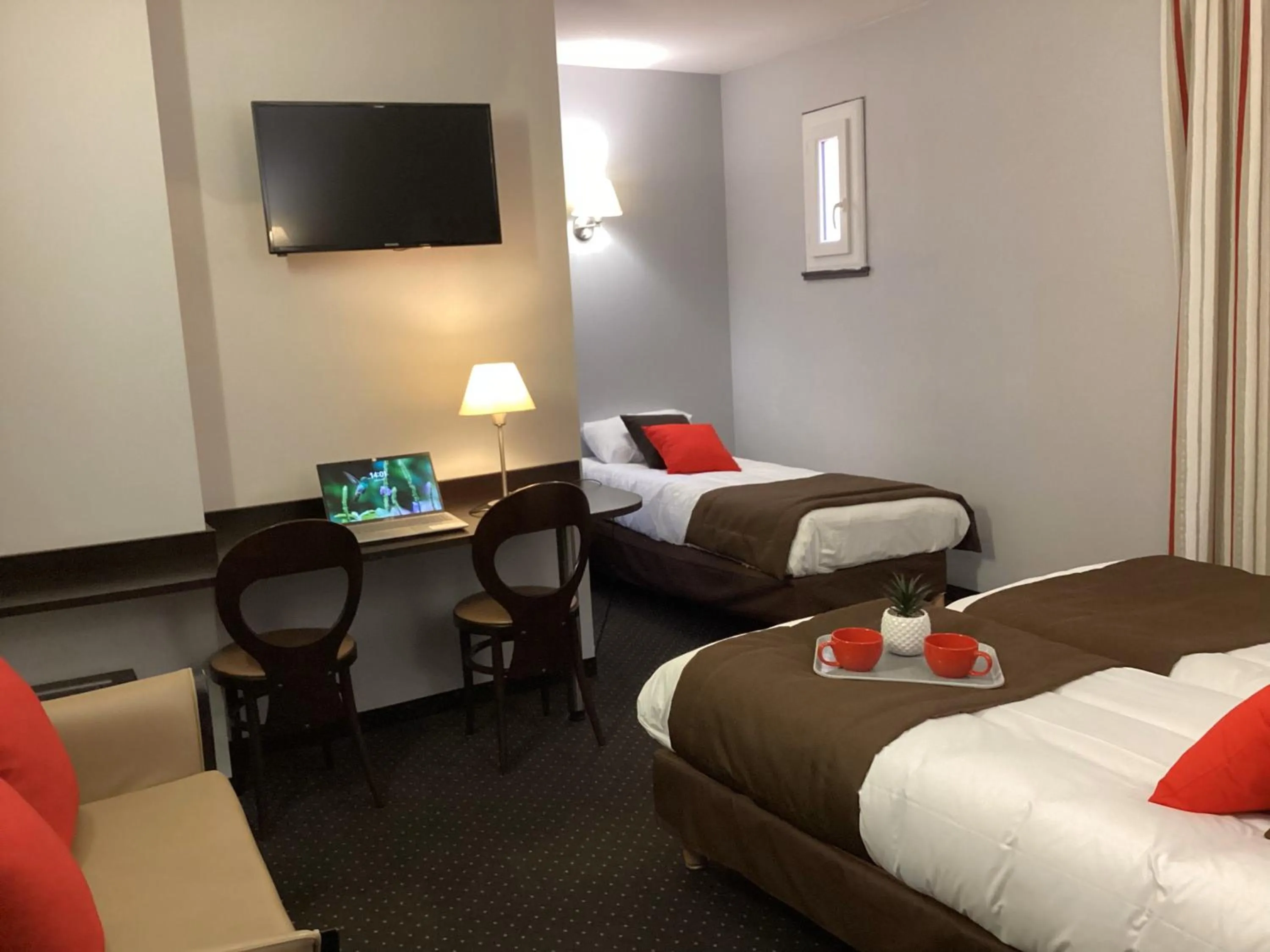 Communal lounge/ TV room, Bed in Hôtel Alliance