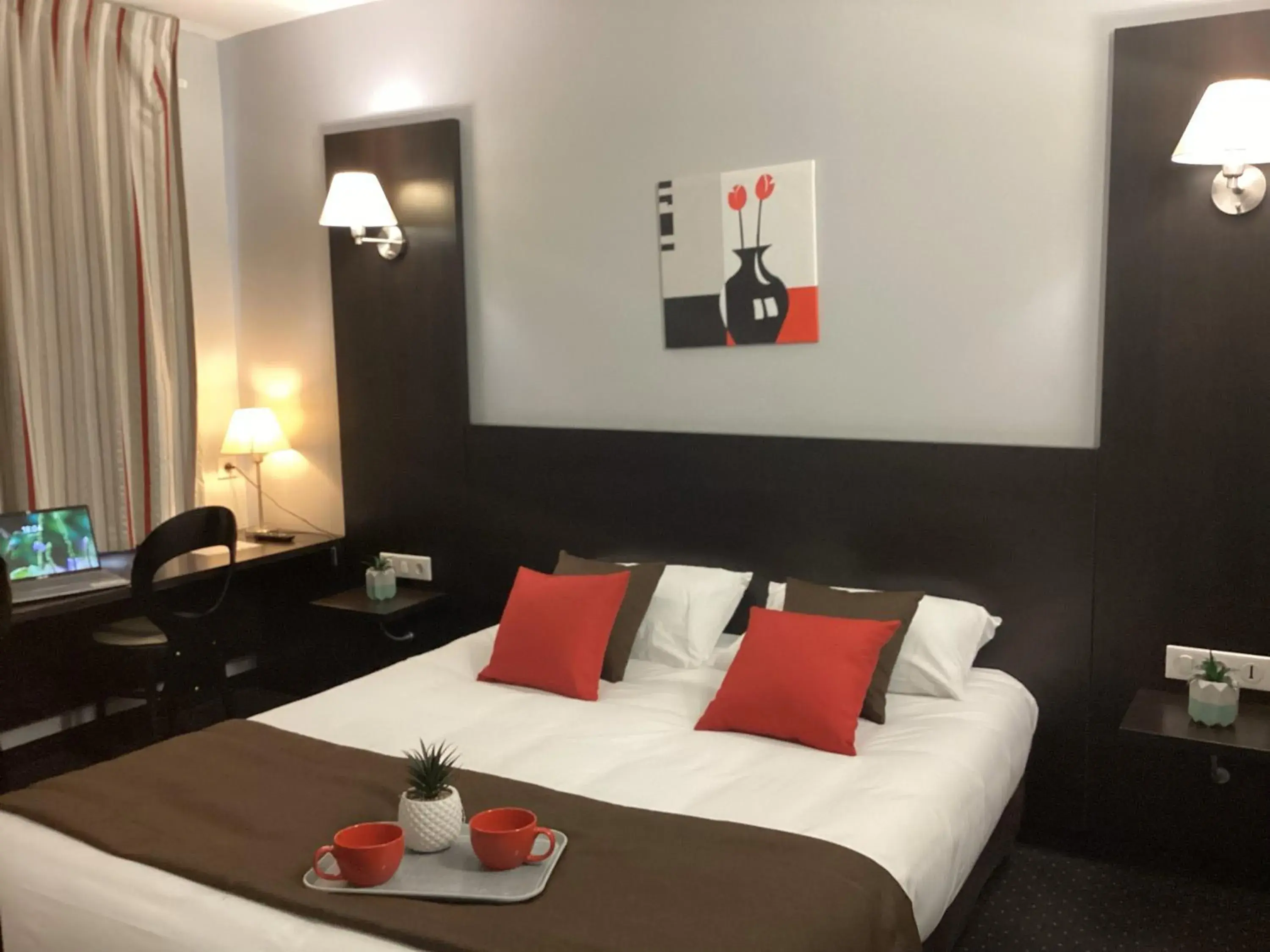 Photo of the whole room, Bed in Hôtel Alliance Photo of the whole room, Bed in Hôtel Alliance