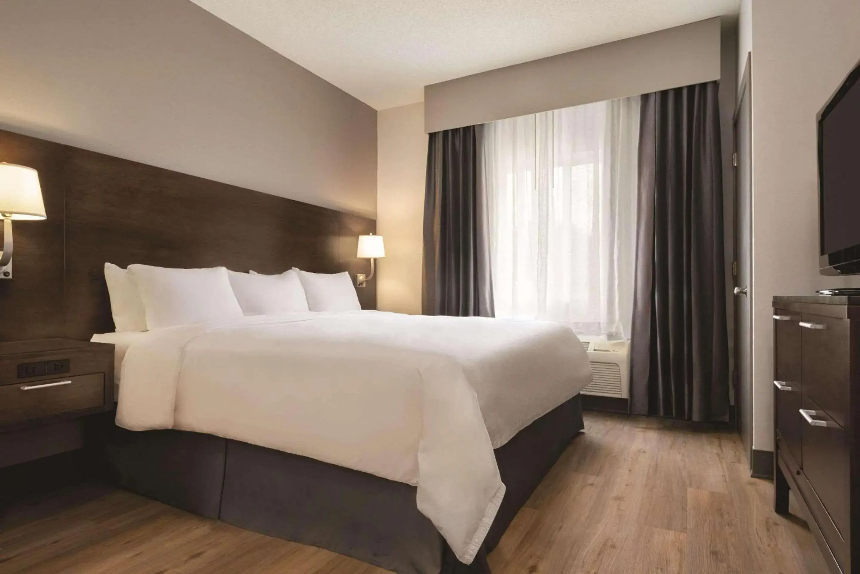 Bedroom, Bed in Radisson Hotel & Conference Center Rockford Bedroom, Bed in Radisson Hotel & Conference Center Rockford