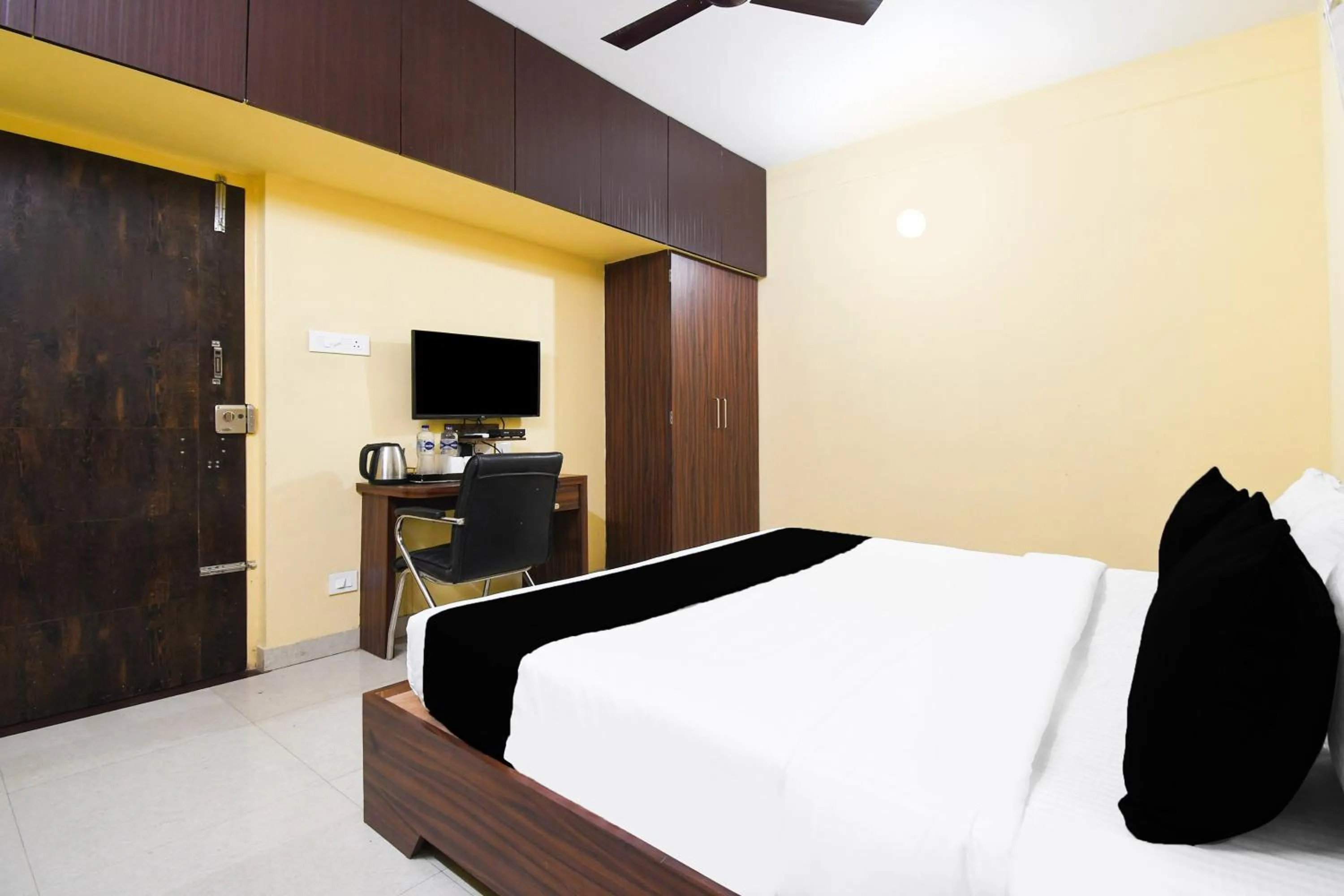 Bedroom, Bed in Super Hotel O Indira Park Road Bhubaneswar