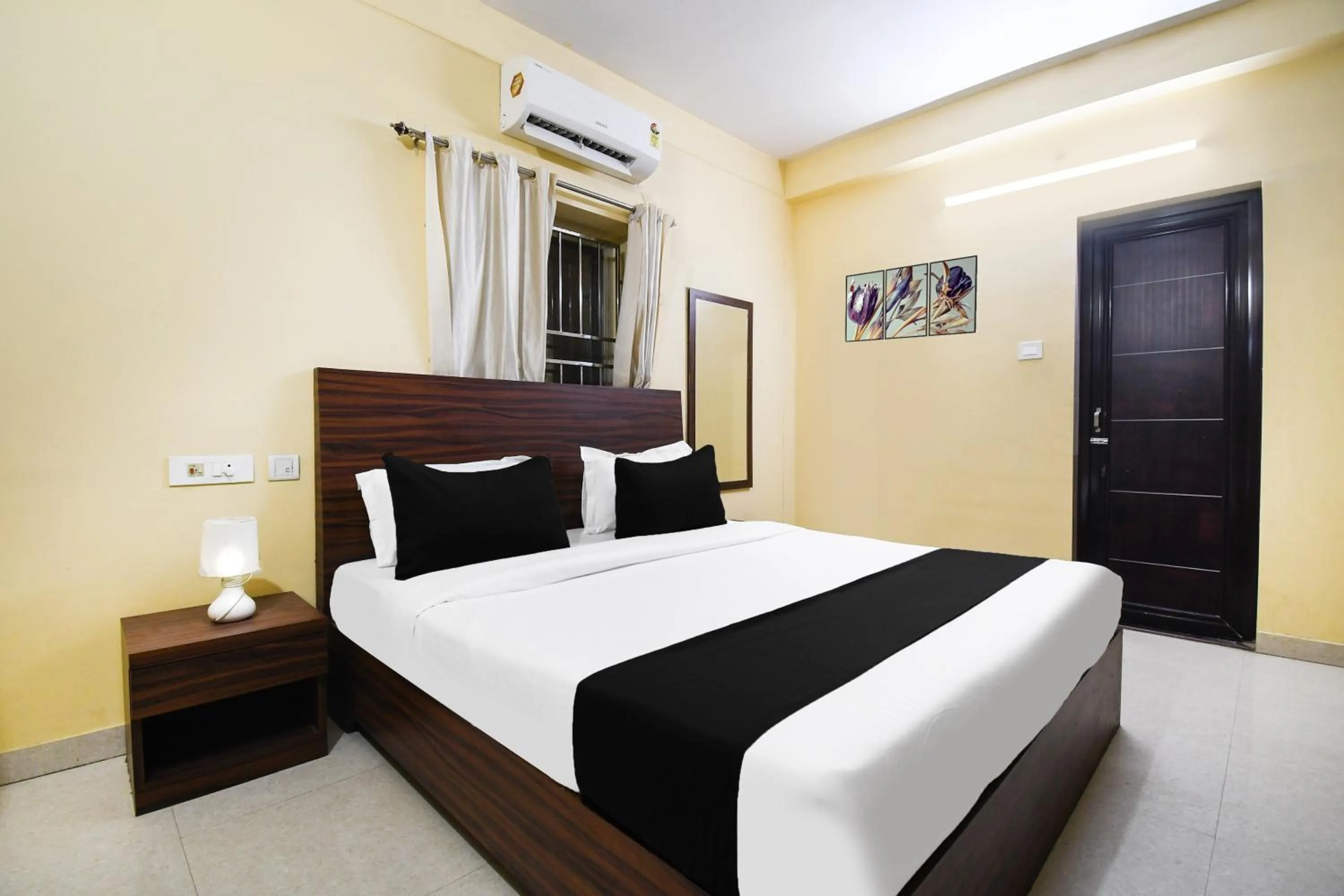 Bedroom, Bed in Super Hotel O Indira Park Road Bhubaneswar