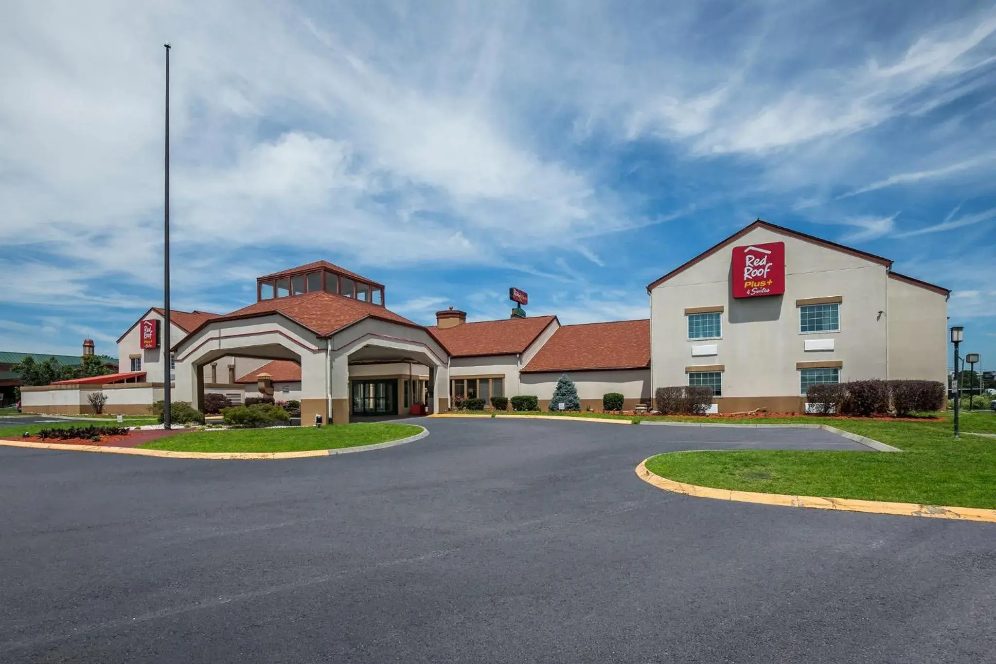 Property building in Red Roof Inn PLUS+ & Suites Knoxville West - Cedar Bluff Property building in Red Roof Inn PLUS+ & Suites Knoxville West - Cedar Bluff