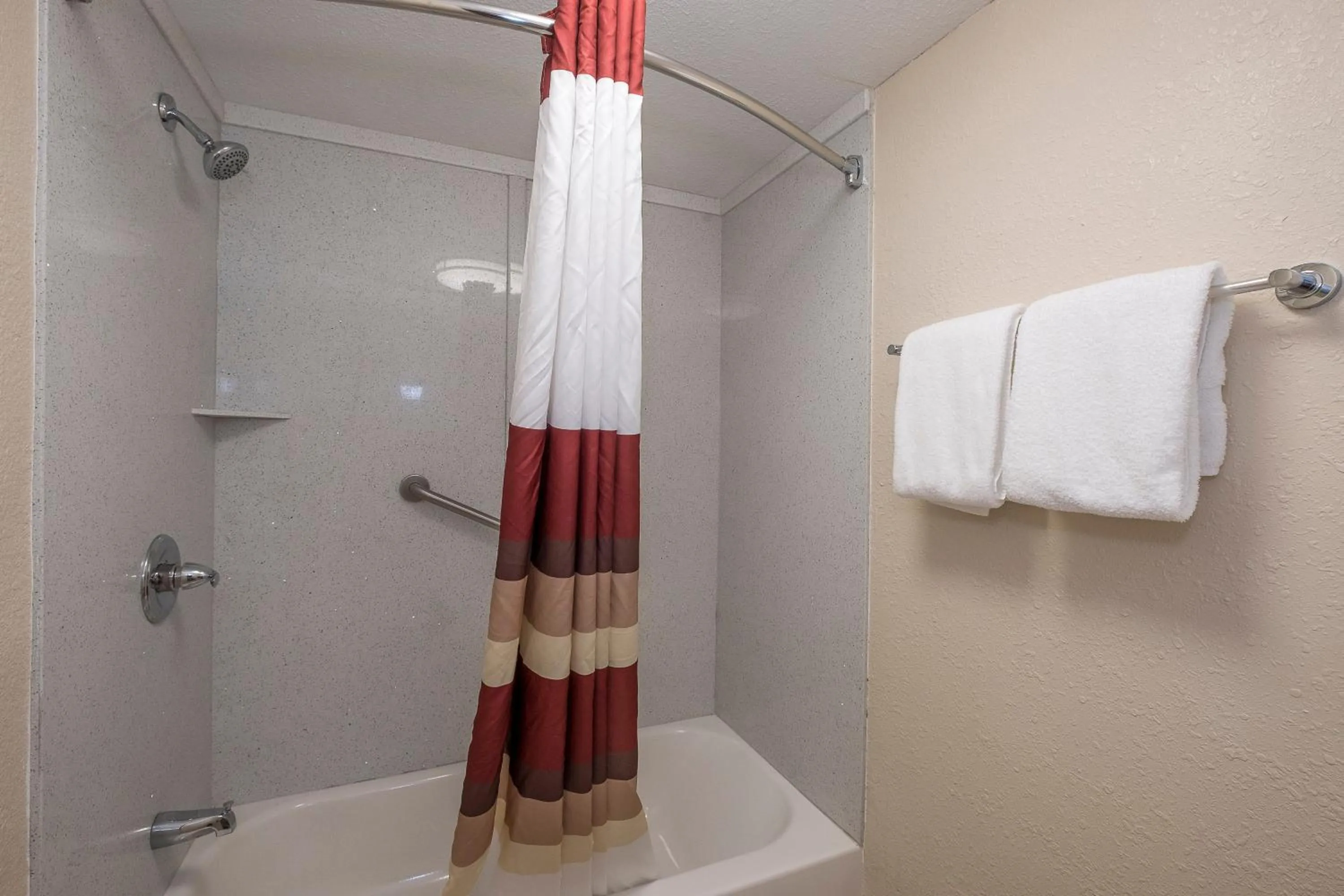 Bathroom in Red Roof Inn PLUS+ & Suites Knoxville West - Cedar Bluff