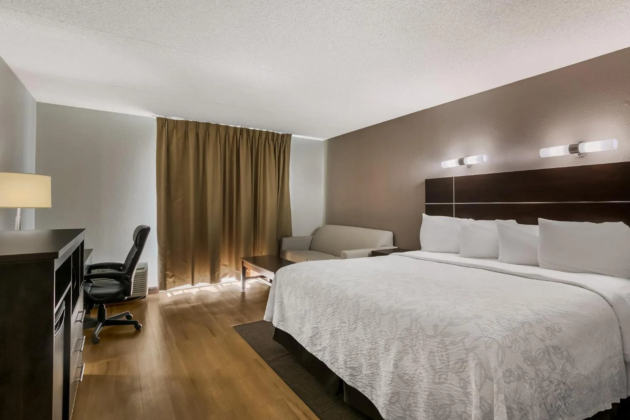 Bedroom, Bed in Red Roof Inn PLUS+ & Suites Knoxville West - Cedar Bluff