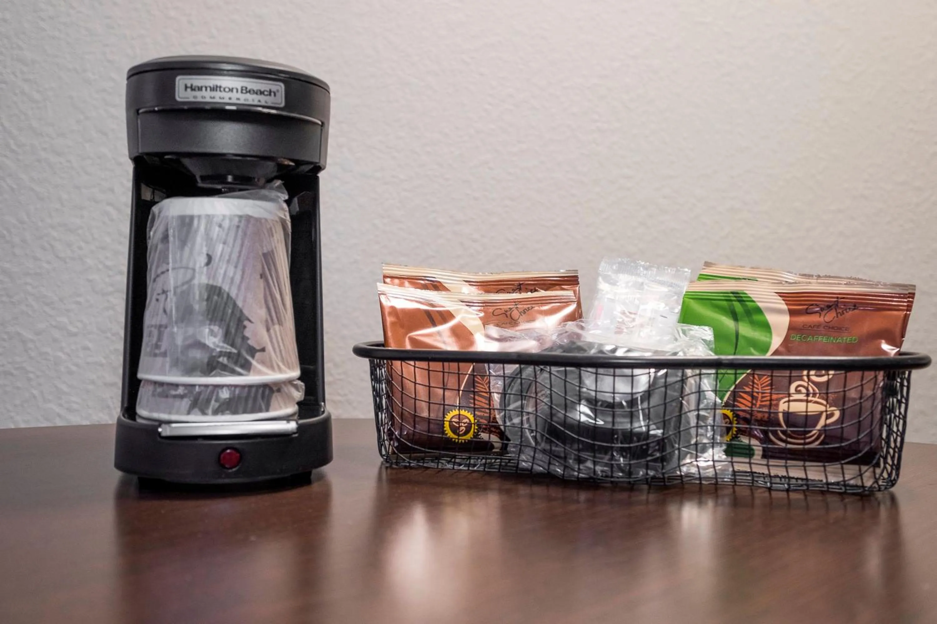 Bedroom in Red Roof Inn PLUS+ & Suites Knoxville West - Cedar Bluff