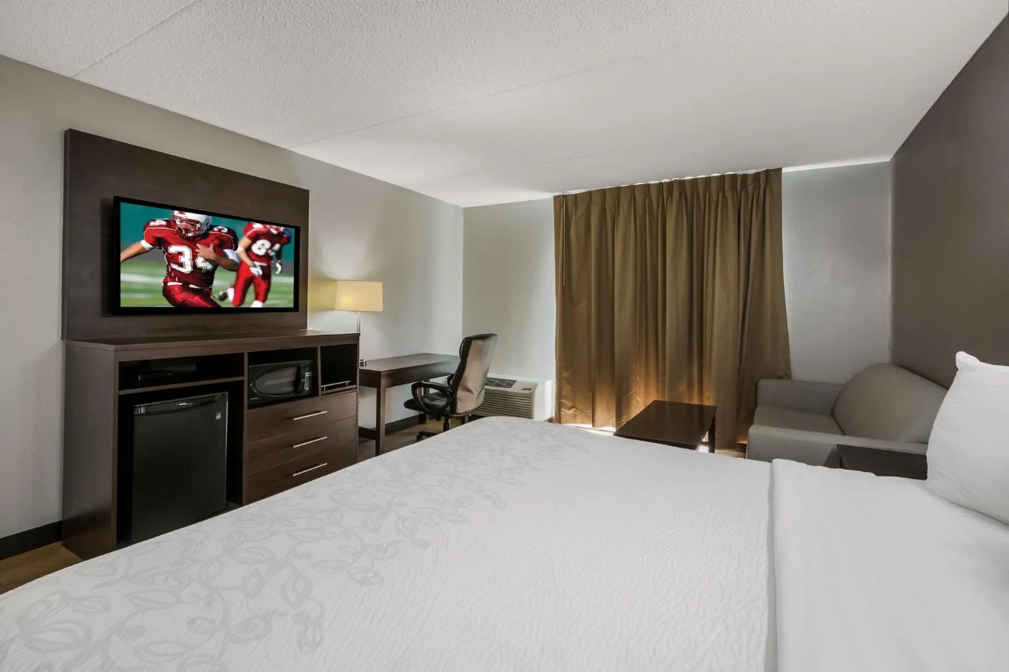 Bedroom, Bed in Red Roof Inn PLUS+ & Suites Knoxville West - Cedar Bluff