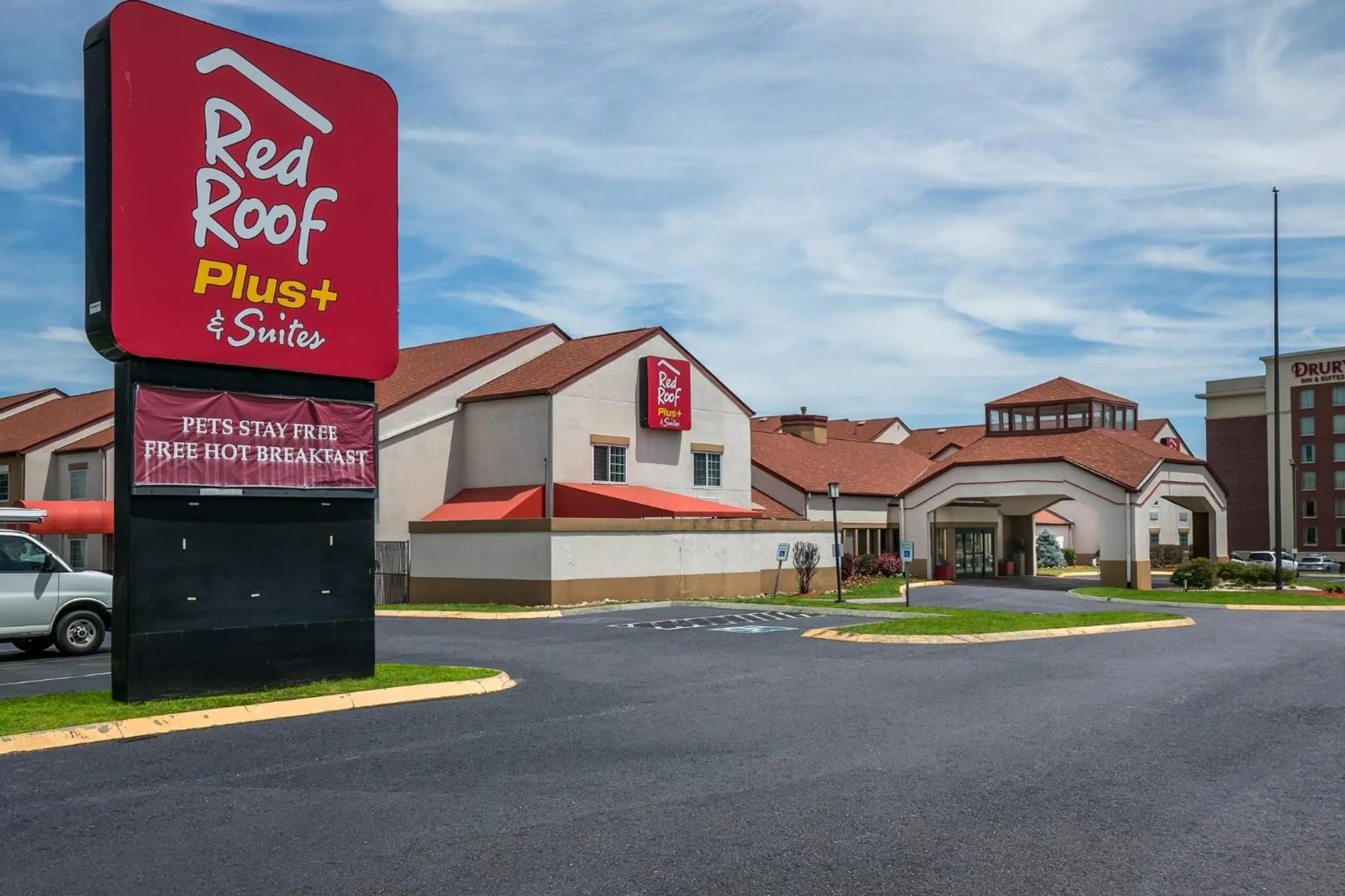 Property building in Red Roof Inn PLUS+ & Suites Knoxville West - Cedar Bluff