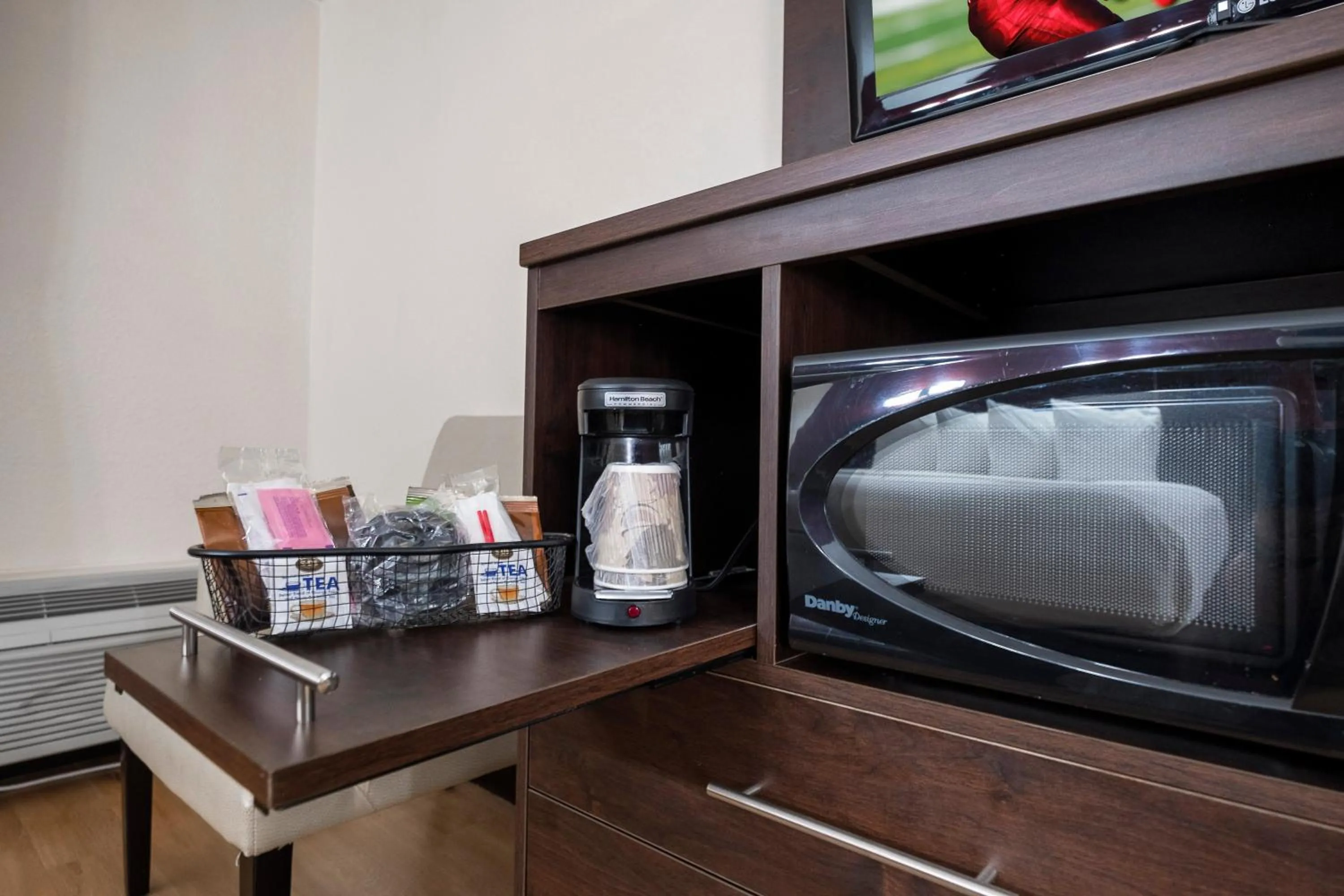 Bedroom in Red Roof Inn PLUS+ & Suites Knoxville West - Cedar Bluff