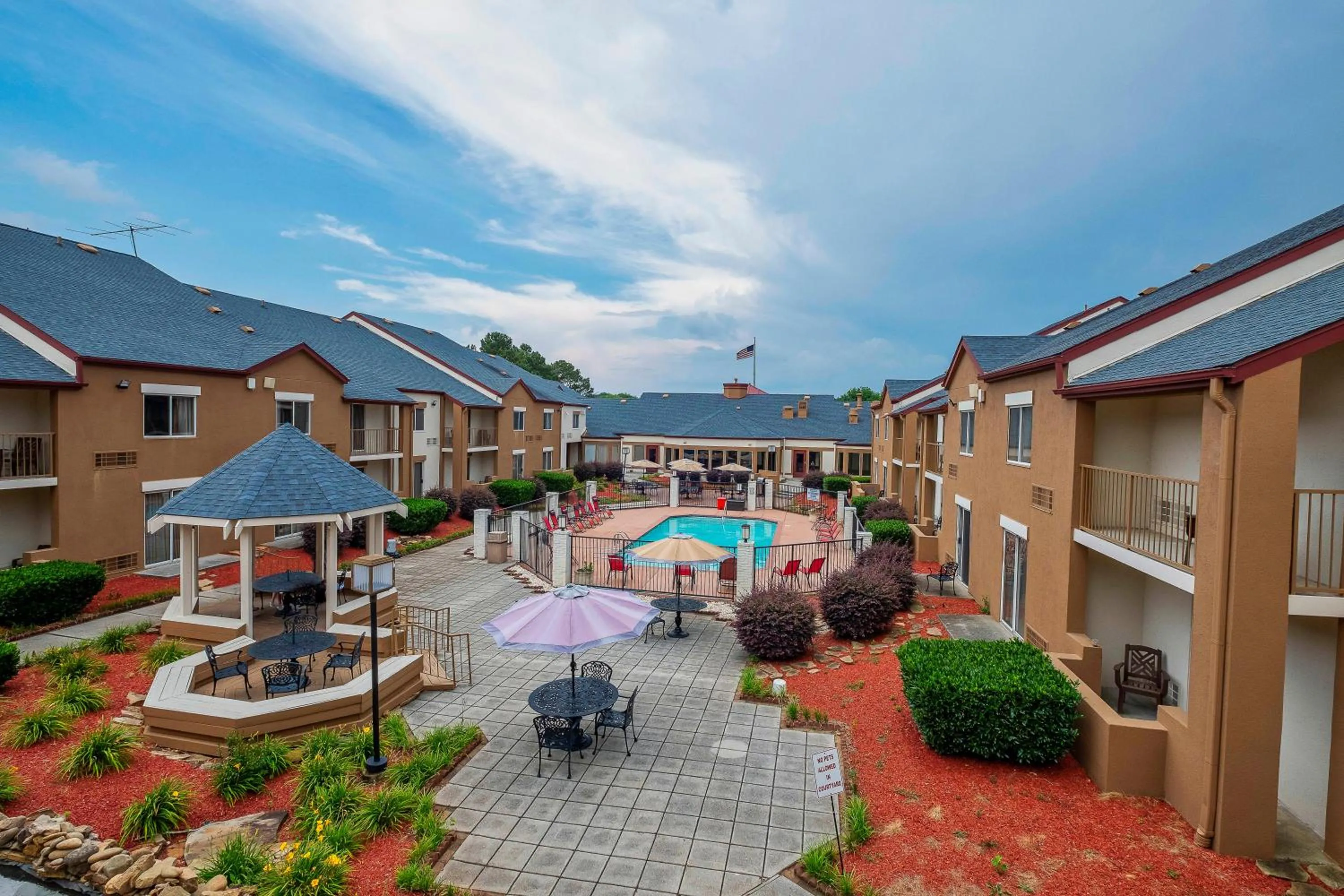 Swimming pool in Red Roof Inn PLUS+ & Suites Knoxville West - Cedar Bluff