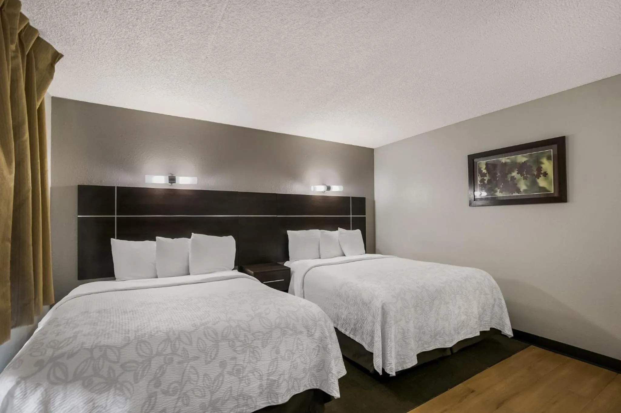 Photo of the whole room, Bed in Red Roof Inn PLUS+ & Suites Knoxville West - Cedar Bluff