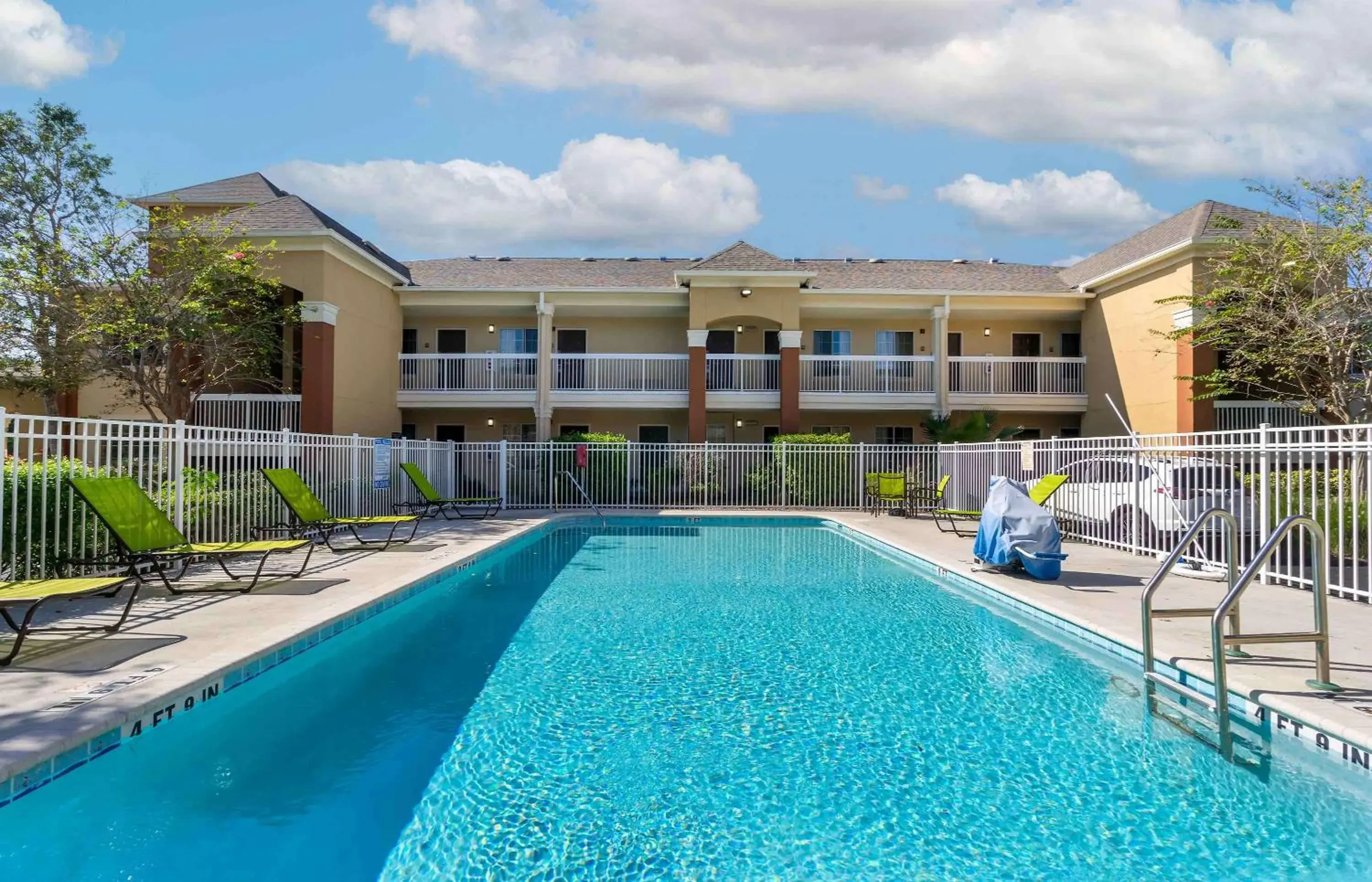 Pool view in Extended Stay America Suites - Clearwater - Carillon Park Pool view in Extended Stay America Suites - Clearwater - Carillon Park