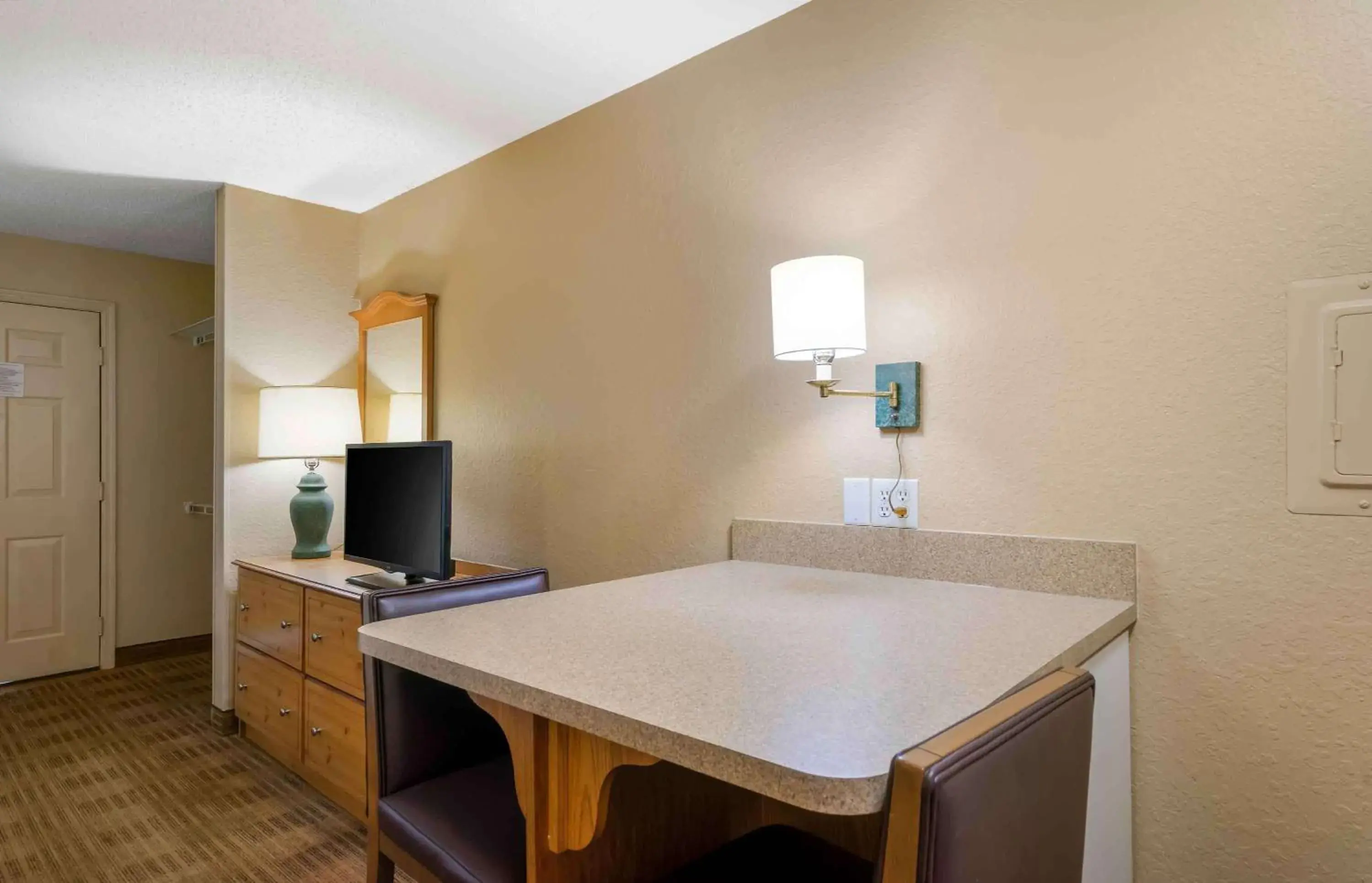 Bedroom in Extended Stay America Suites - Clearwater - Carillon Park Bedroom in Extended Stay America Suites - Clearwater - Carillon Park
