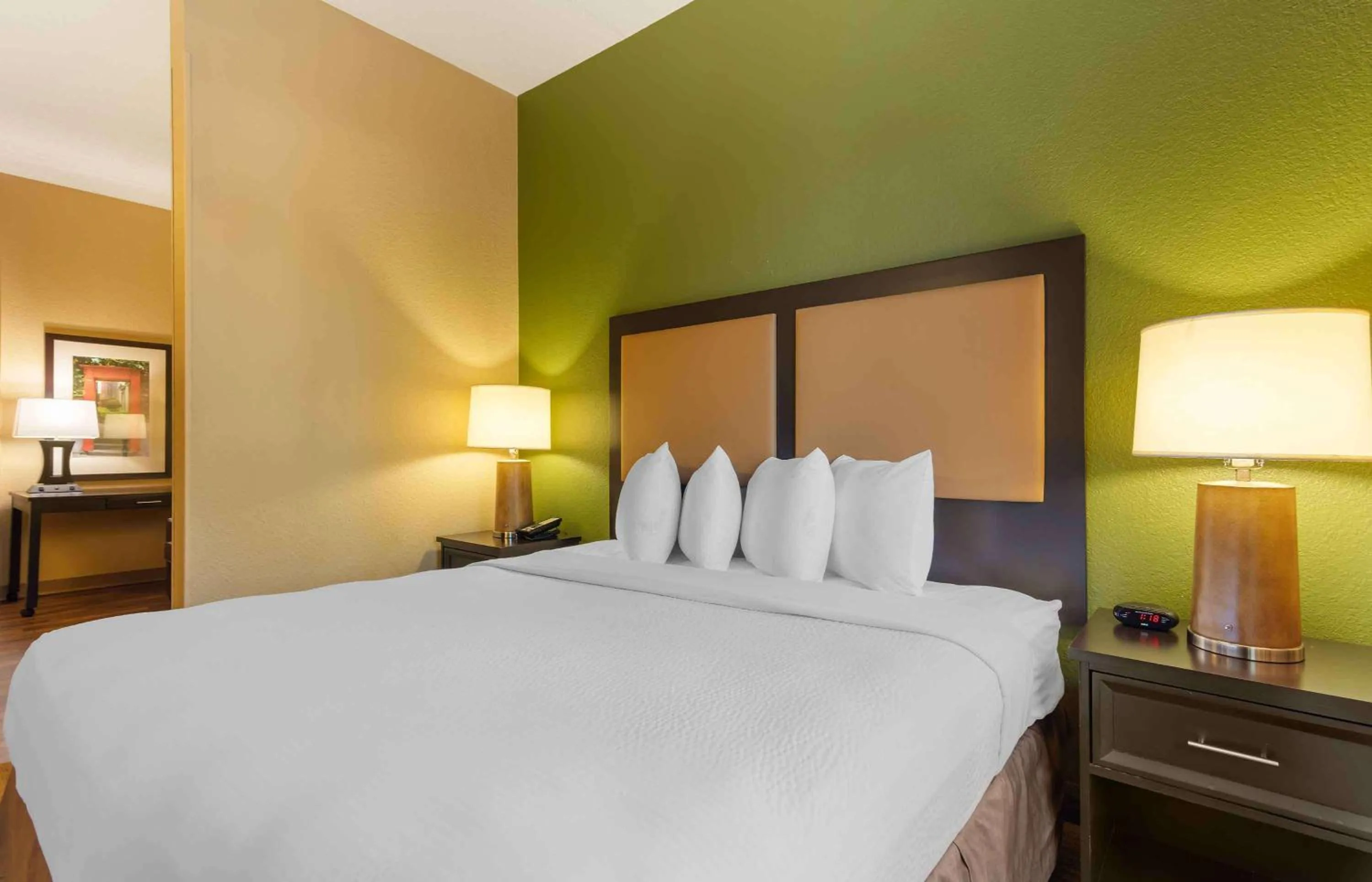 Bedroom, Bed in Extended Stay America Suites - Atlanta - Gwinnett Place