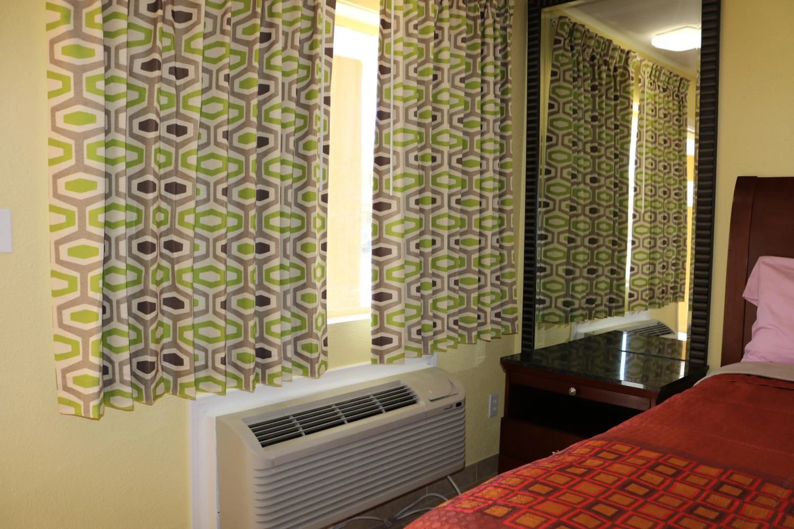 air conditioner, Bed in Great Western Inn
