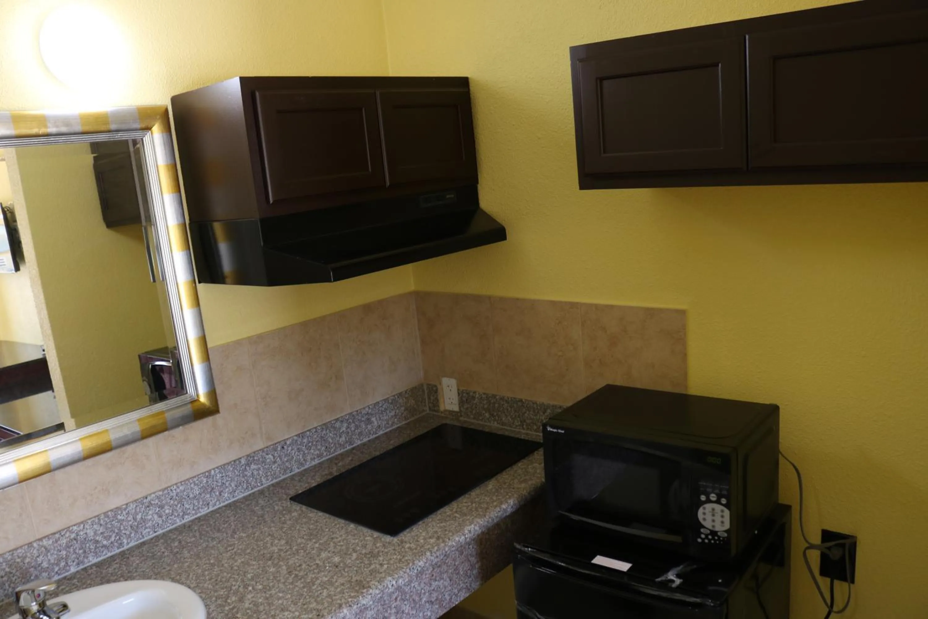 Kitchen or kitchenette in Great Western Inn