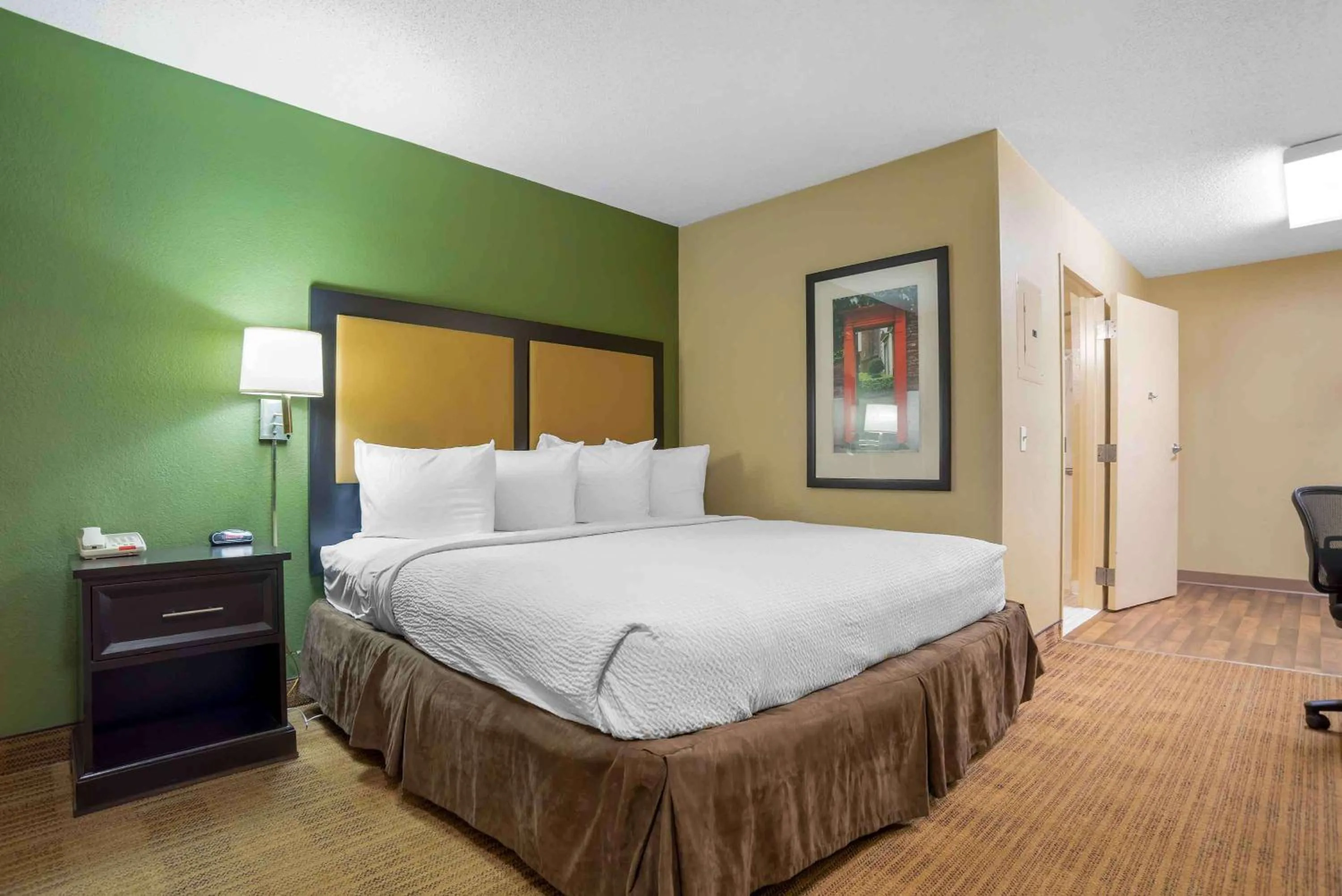 Bedroom, Bed in Extended Stay America Suites - Mobile - Spring Hill