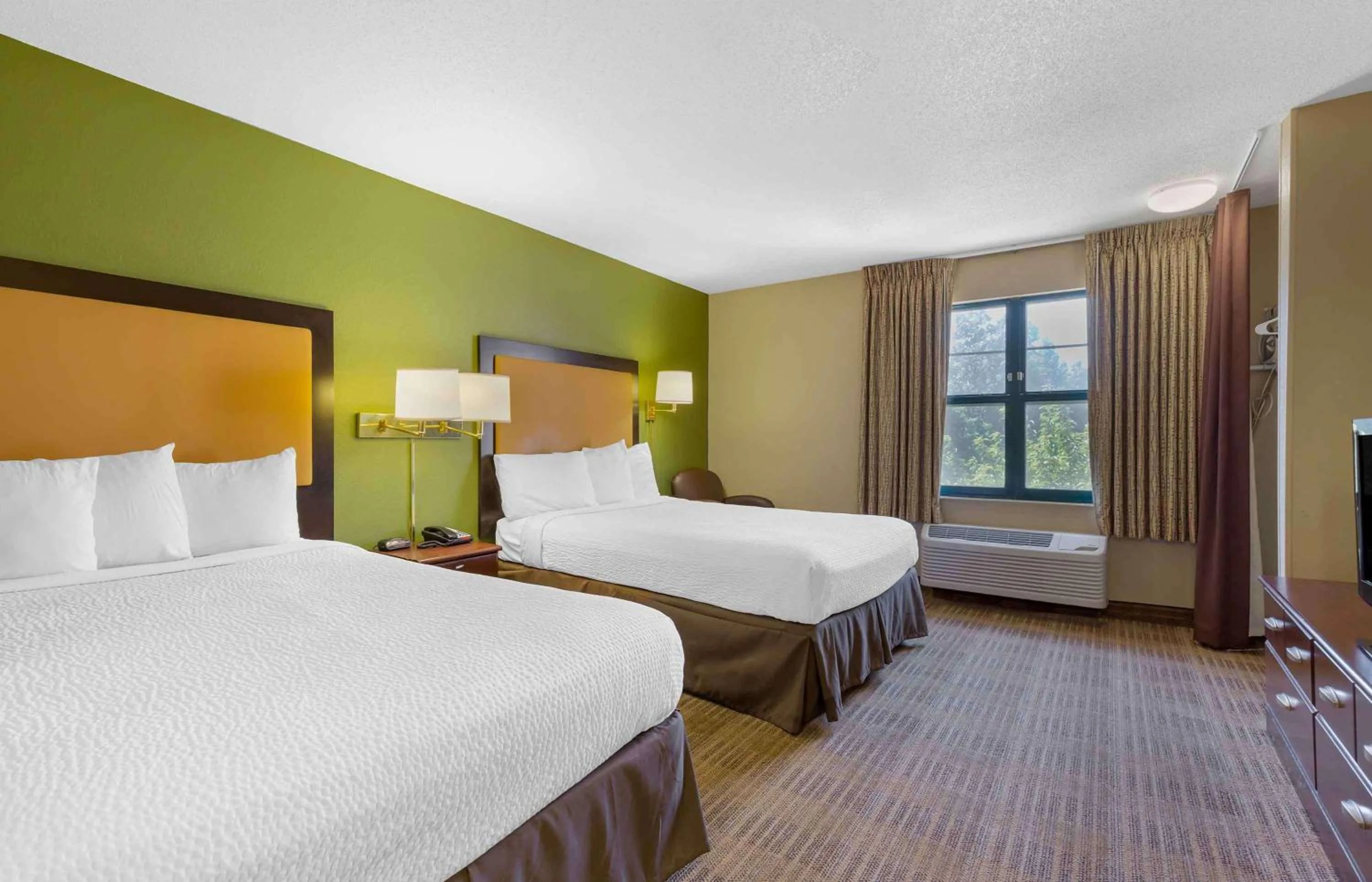 Bedroom, Bed in Extended Stay America Suites - Mobile - Spring Hill