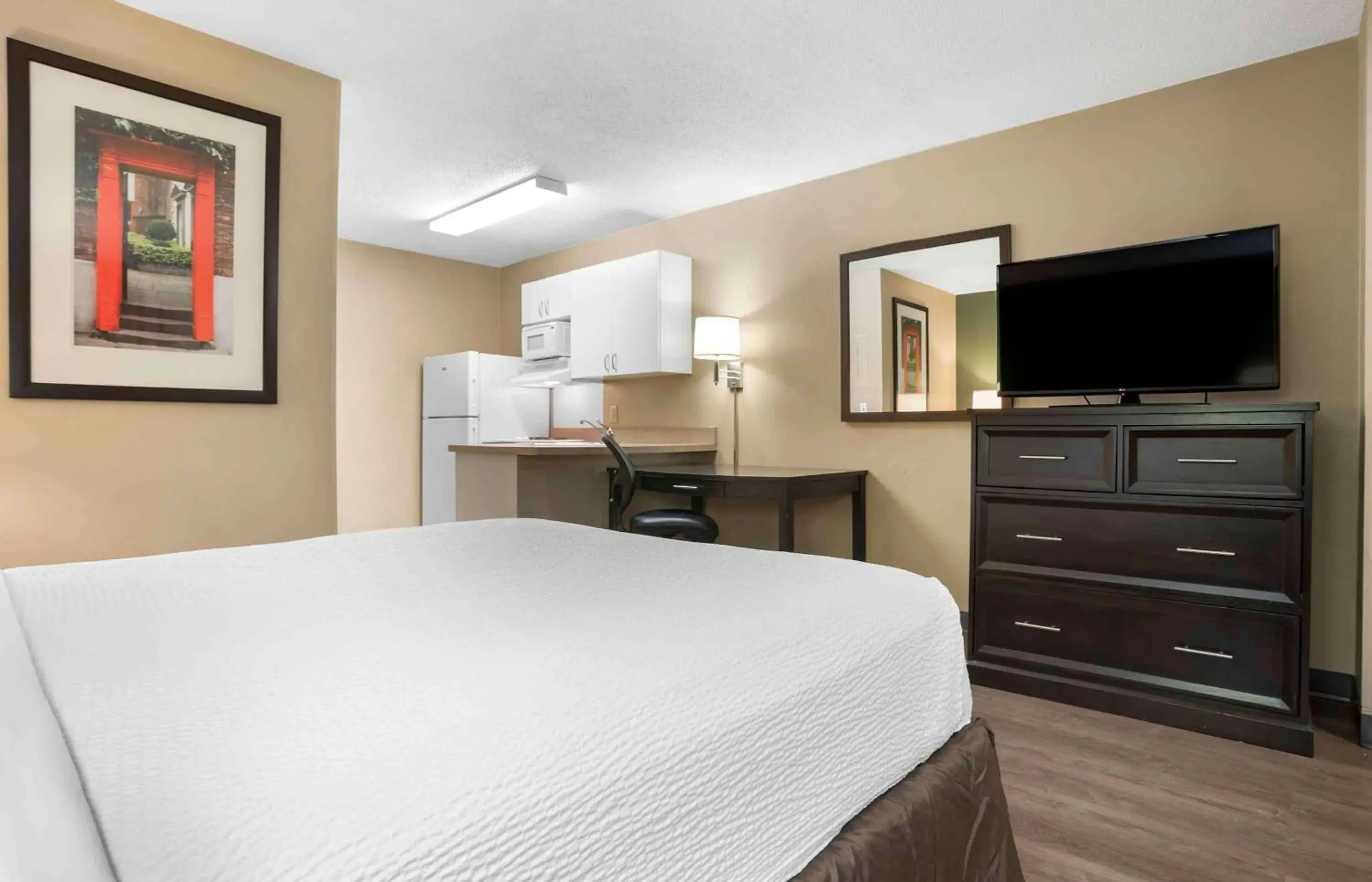 Bedroom, Bed in Extended Stay America Suites - Mobile - Spring Hill Bedroom, Bed in Extended Stay America Suites - Mobile - Spring Hill