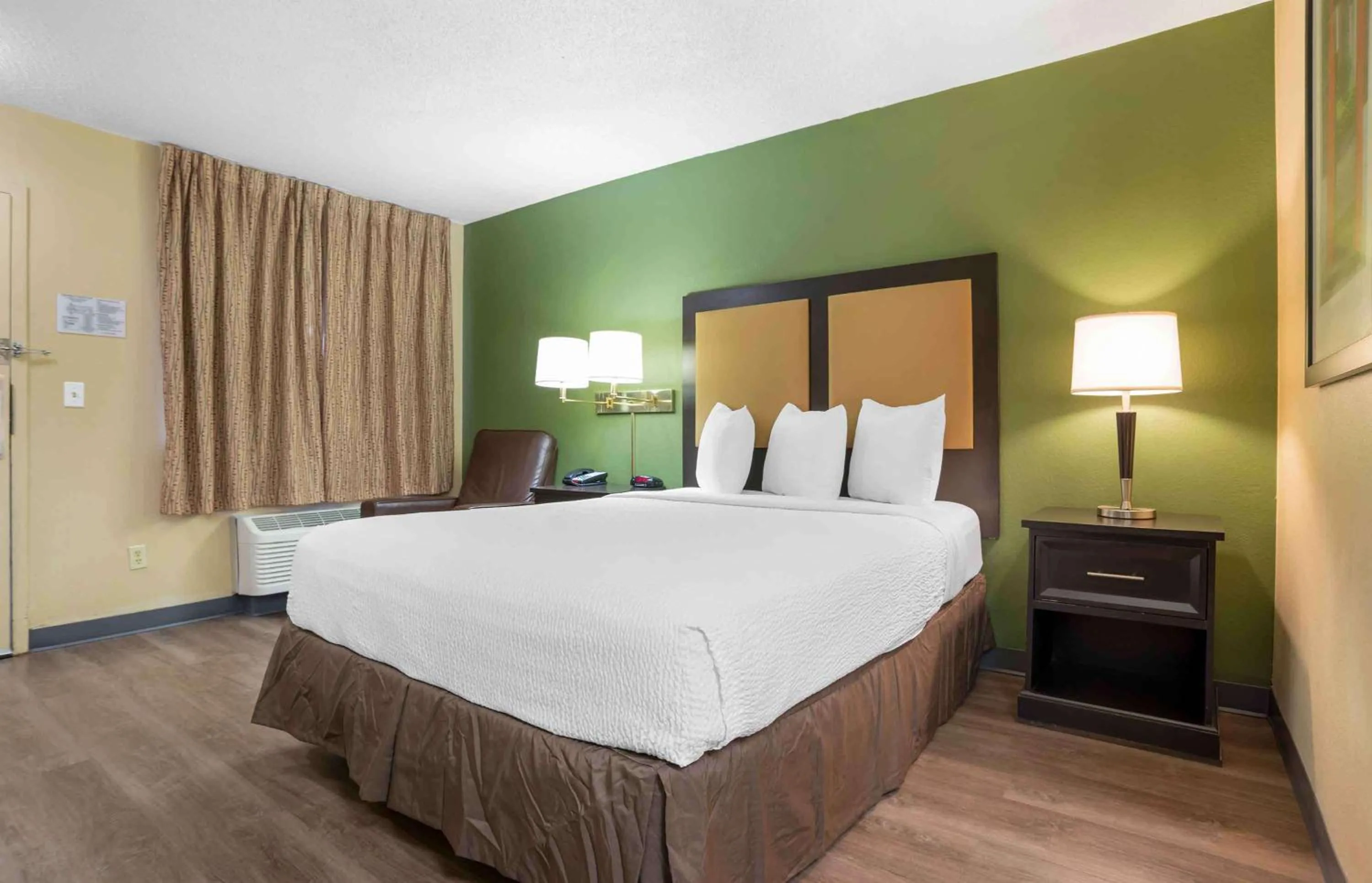 Bedroom, Bed in Extended Stay America Suites - Mobile - Spring Hill