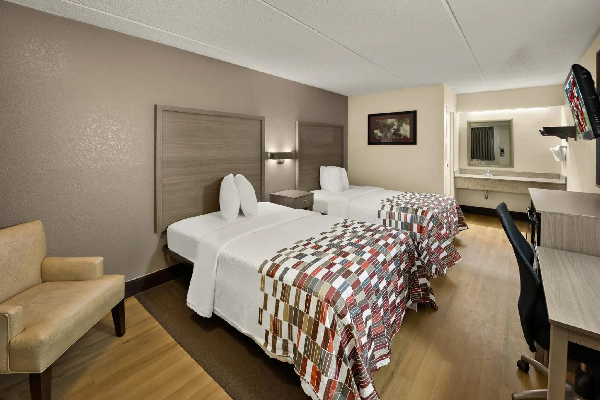 Photo of the whole room, Bed in Red Roof Inn Chapel Hill - UNC