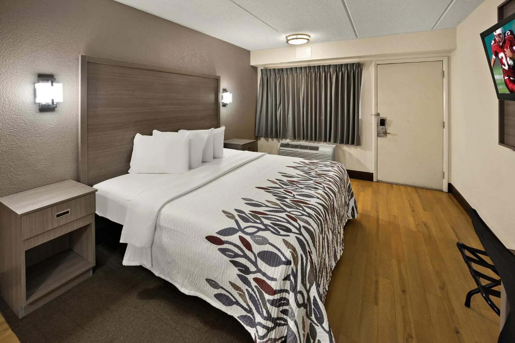 Bedroom, Bed in Red Roof Inn Chapel Hill - UNC