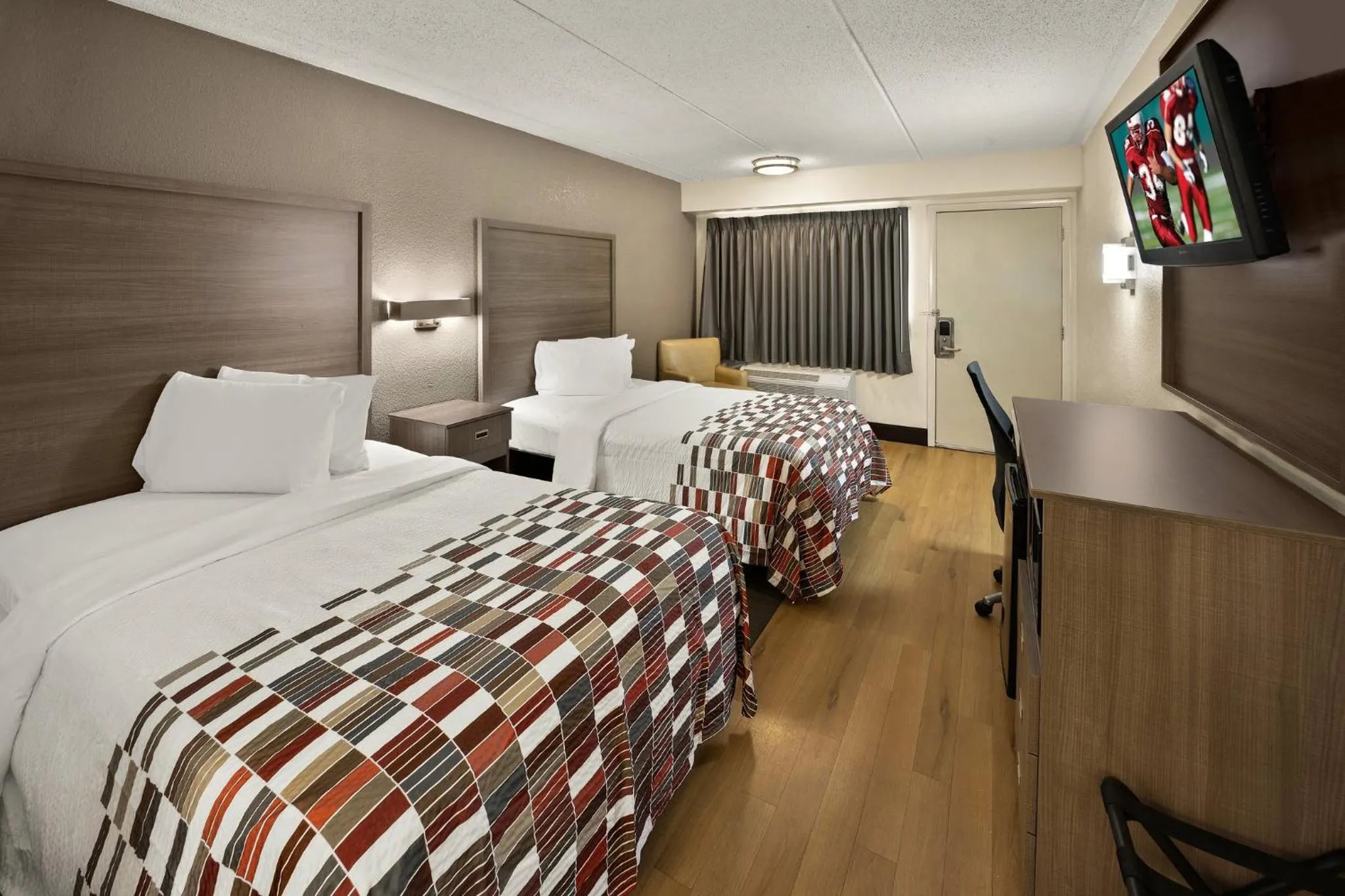 Photo of the whole room, Bed in Red Roof Inn Chapel Hill - UNC