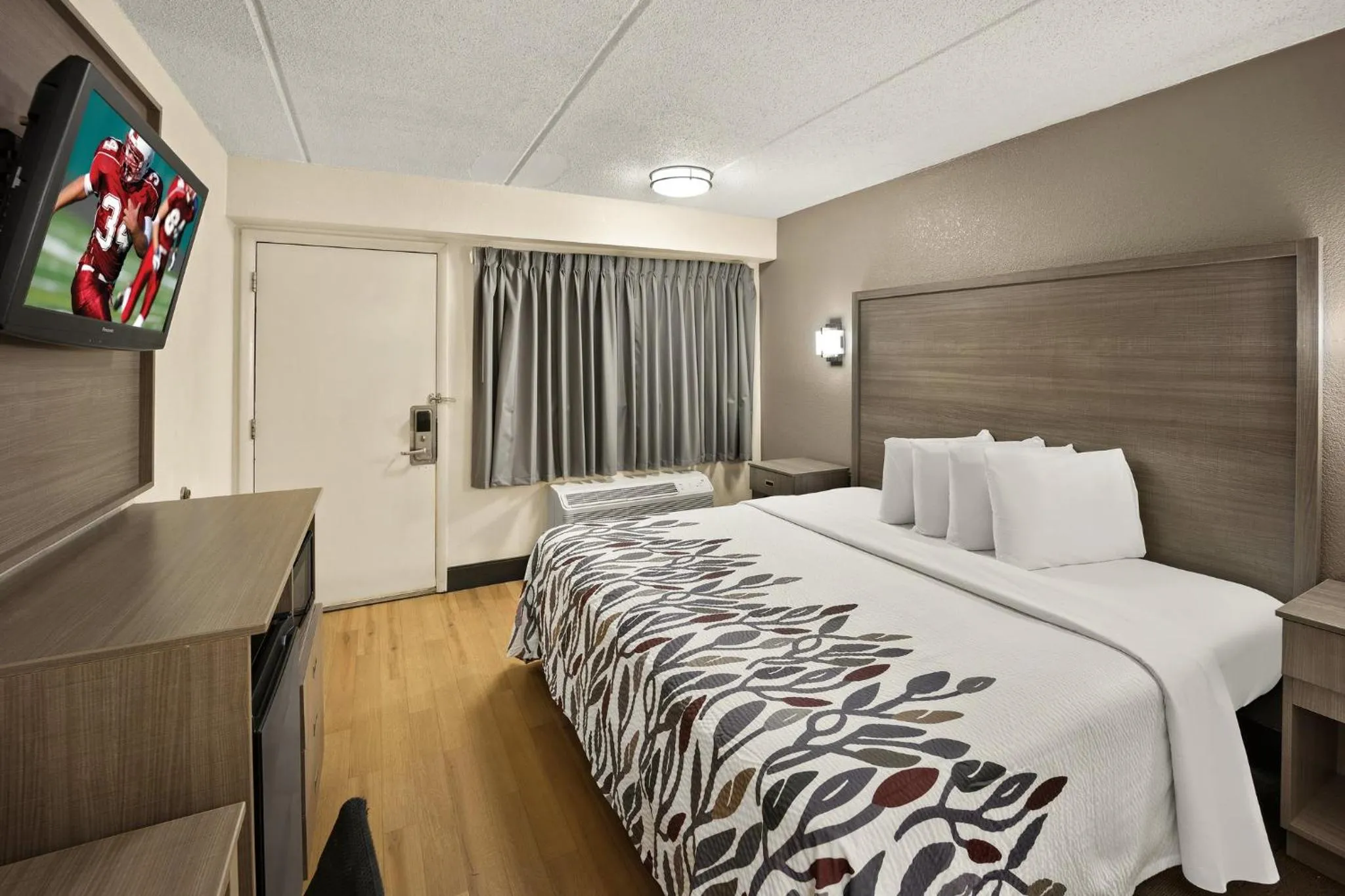 Photo of the whole room, Bed in Red Roof Inn Chapel Hill - UNC