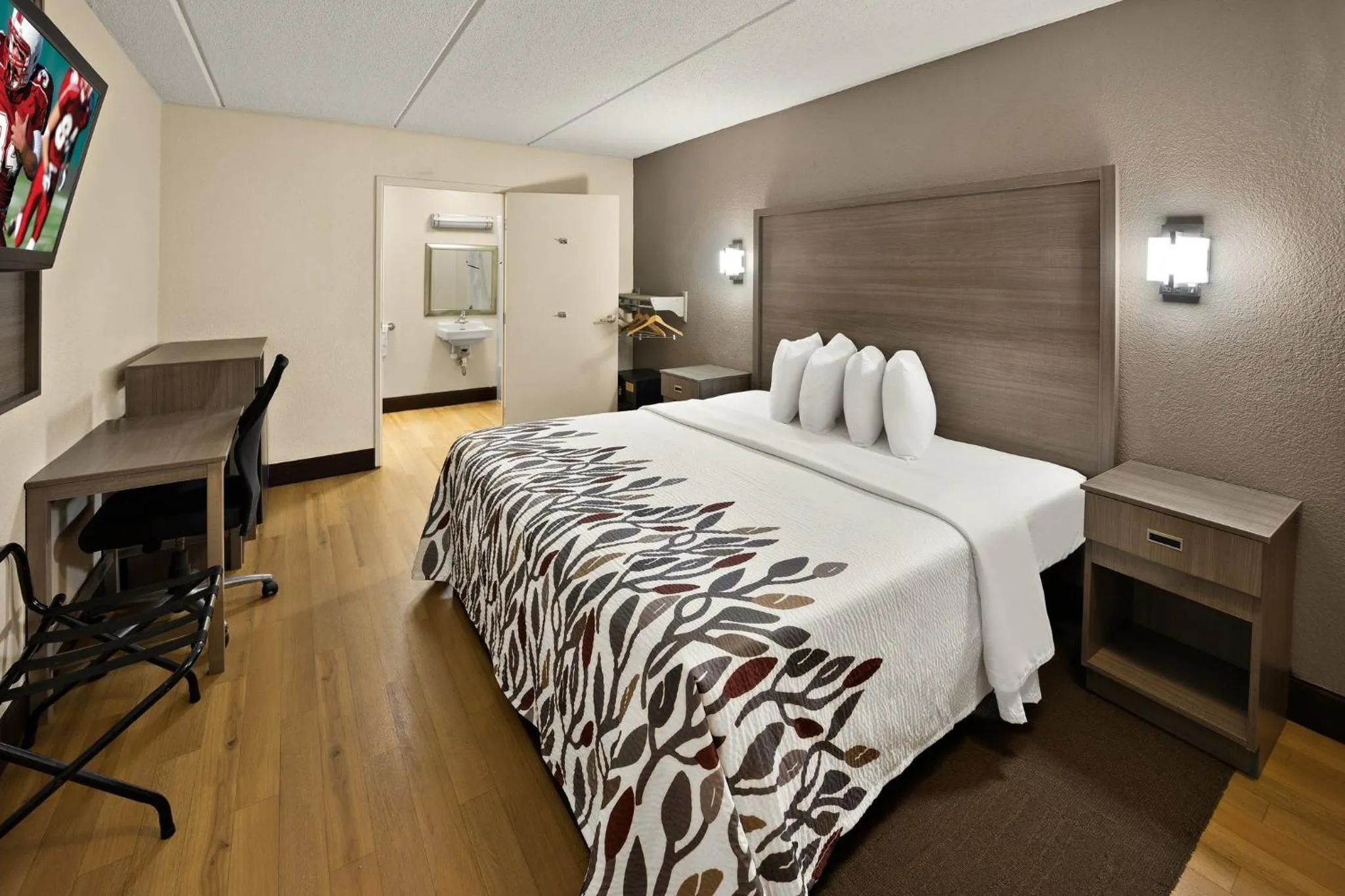 Bedroom, Bed in Red Roof Inn Chapel Hill - UNC