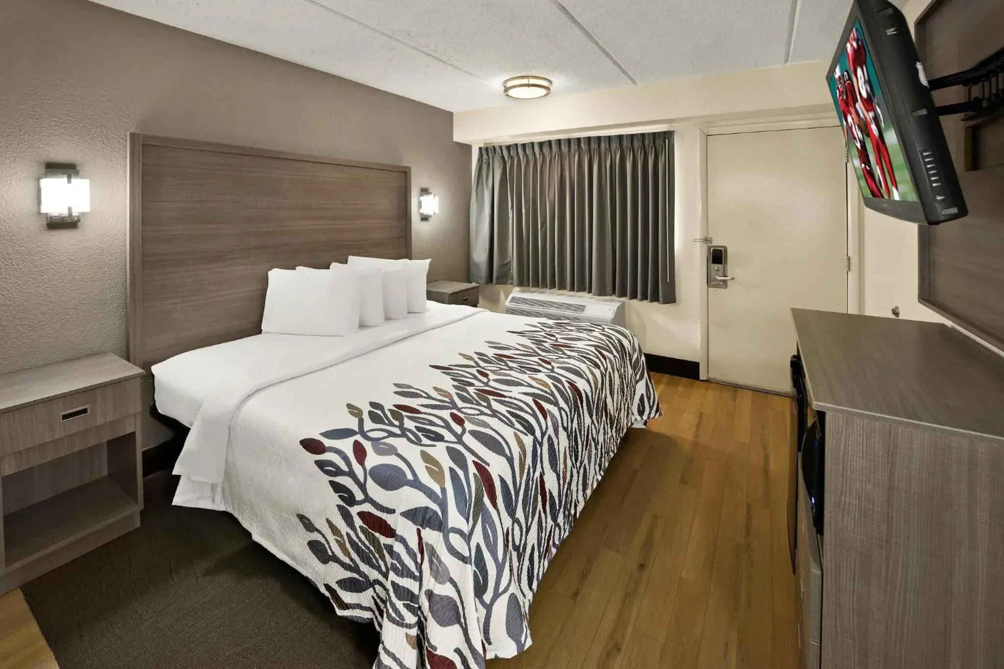 Photo of the whole room, Bed in Red Roof Inn Chapel Hill - UNC Photo of the whole room, Bed in Red Roof Inn Chapel Hill - UNC