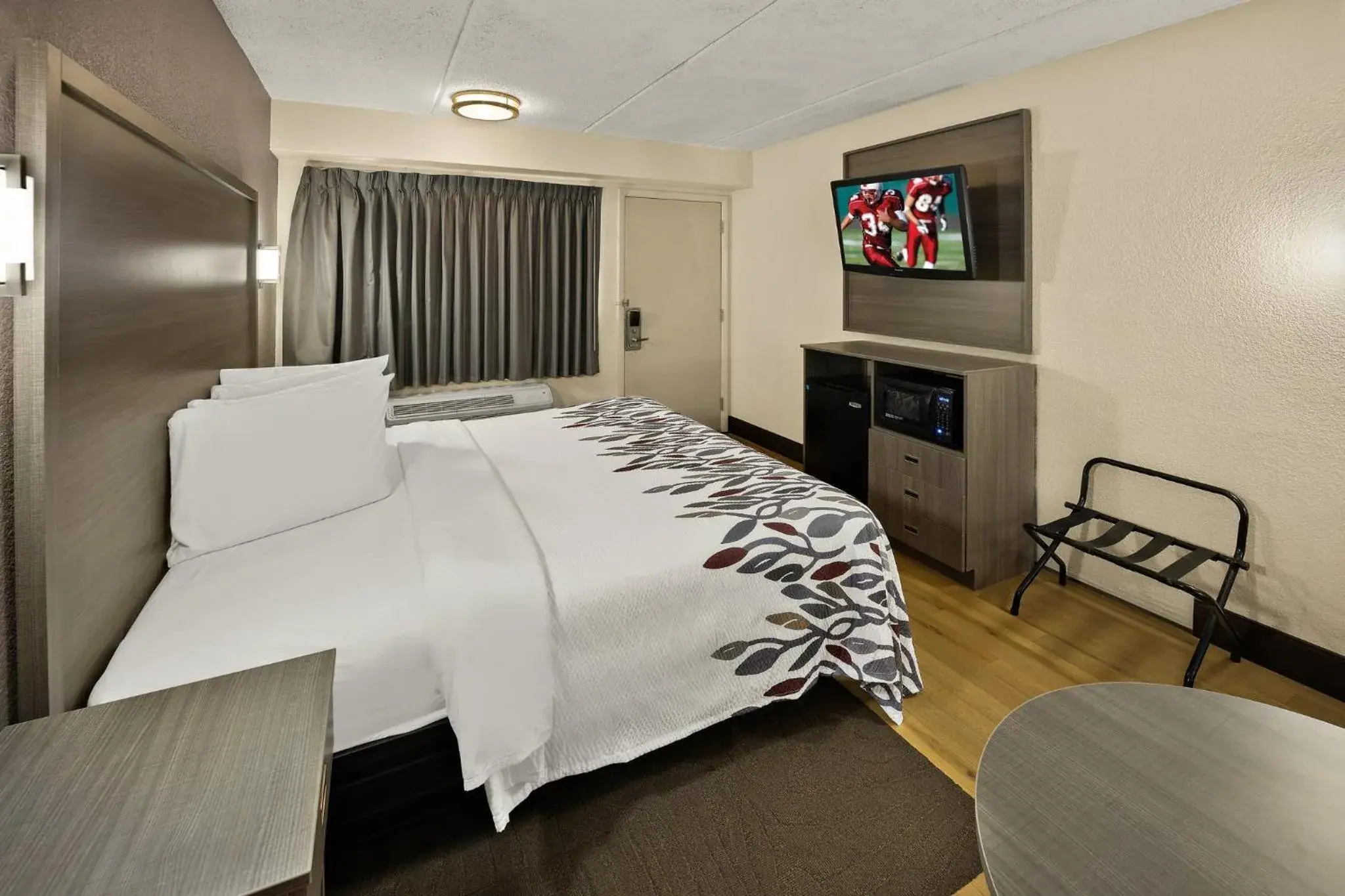 Photo of the whole room, Bed in Red Roof Inn Chapel Hill - UNC Photo of the whole room, Bed in Red Roof Inn Chapel Hill - UNC