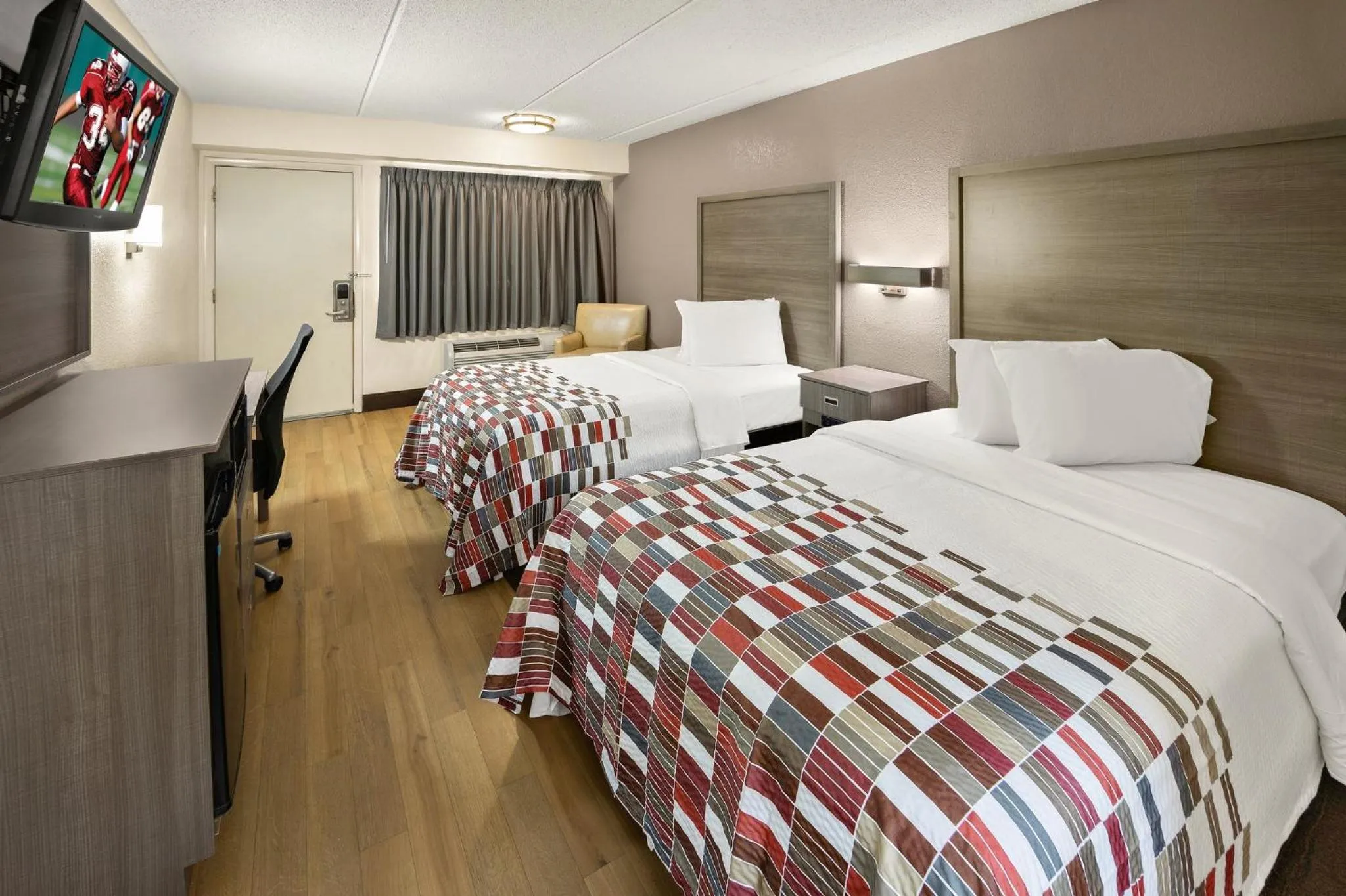 Photo of the whole room, Bed in Red Roof Inn Chapel Hill - UNC