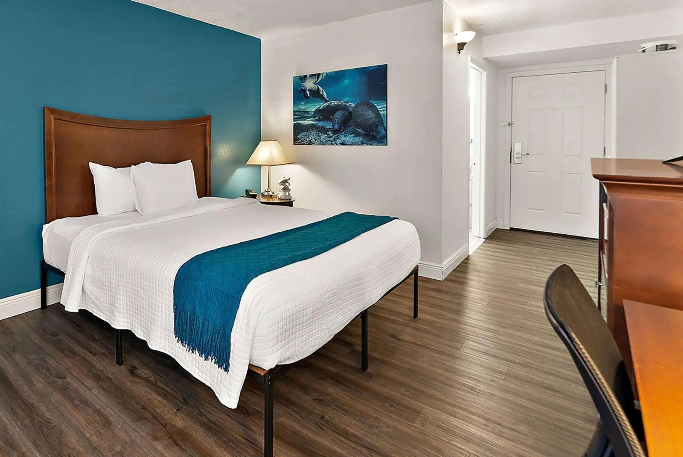 Photo of the whole room, Bed in PaddleTail Waterfront Lodge, Trademark Collection by Wyndham Photo of the whole room, Bed in PaddleTail Waterfront Lodge, Trademark Collection by Wyndham