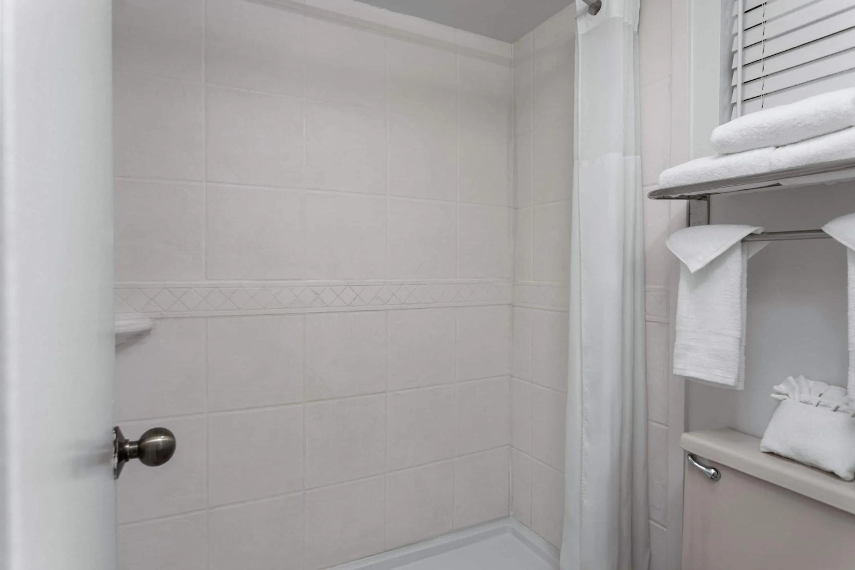 Bathroom in PaddleTail Waterfront Lodge, Trademark Collection by Wyndham