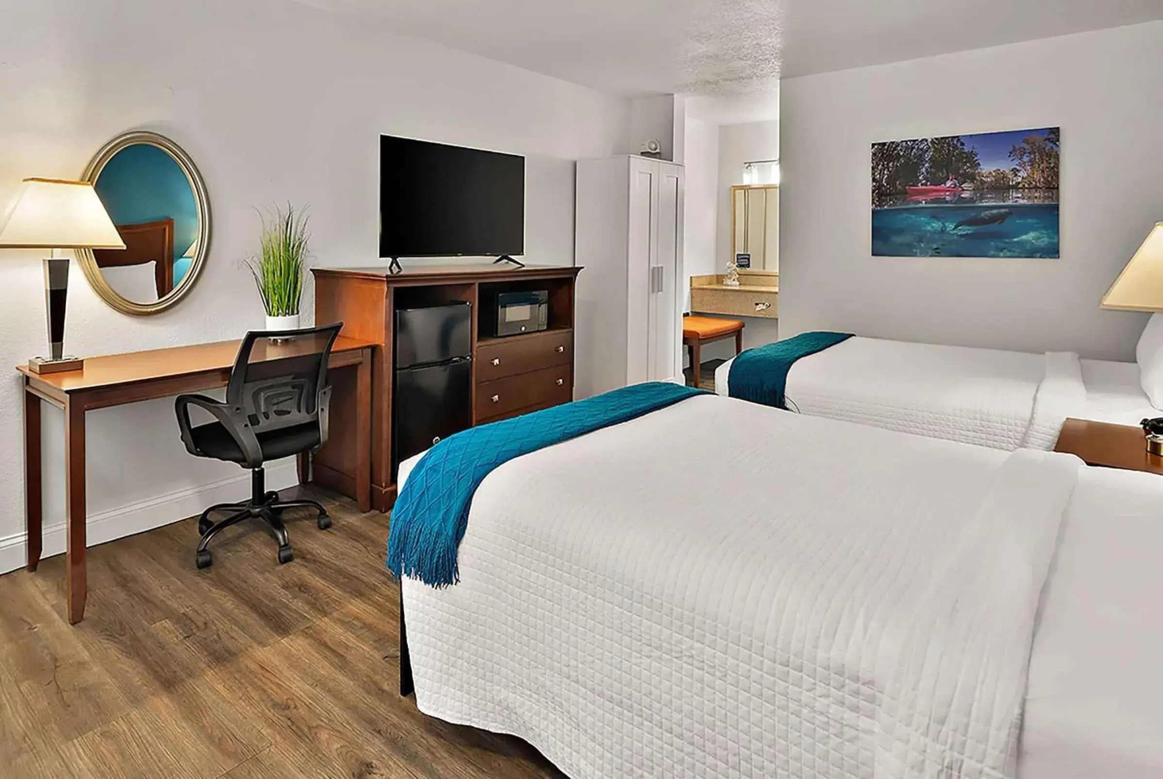 Photo of the whole room, Bed in PaddleTail Waterfront Lodge, Trademark Collection by Wyndham Photo of the whole room, Bed in PaddleTail Waterfront Lodge, Trademark Collection by Wyndham