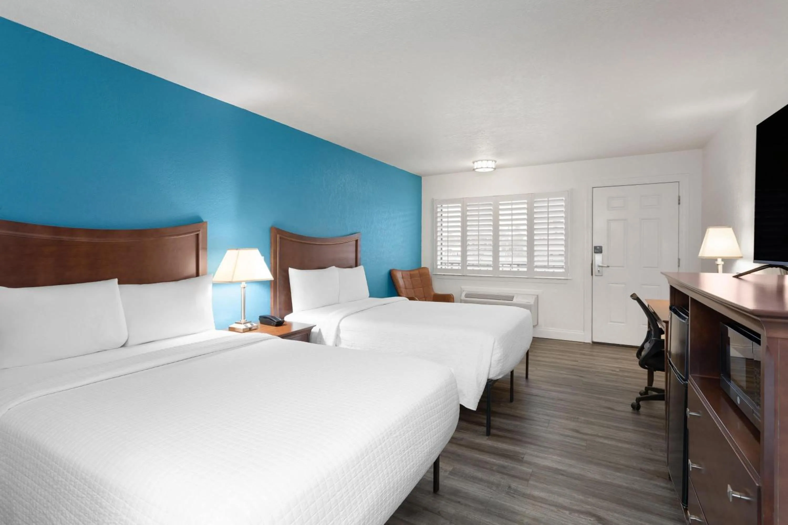 Photo of the whole room, Bed in PaddleTail Waterfront Lodge, Trademark Collection by Wyndham