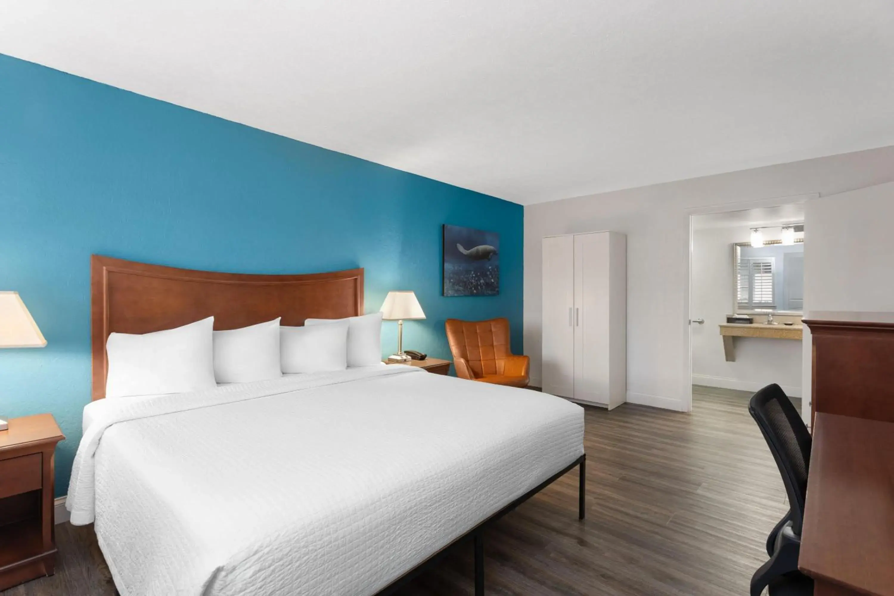 Photo of the whole room, Bed in PaddleTail Waterfront Lodge, Trademark Collection by Wyndham Photo of the whole room, Bed in PaddleTail Waterfront Lodge, Trademark Collection by Wyndham