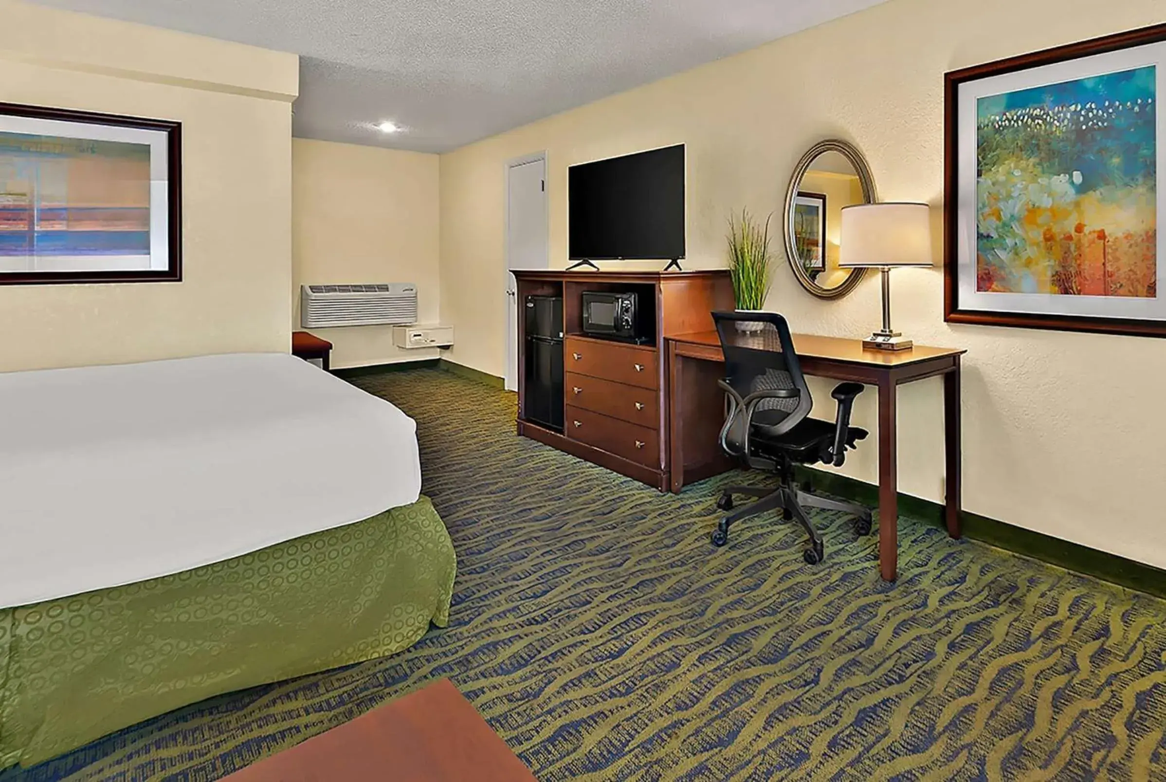 Photo of the whole room, Bed in PaddleTail Waterfront Lodge, Trademark Collection by Wyndham Photo of the whole room, Bed in PaddleTail Waterfront Lodge, Trademark Collection by Wyndham