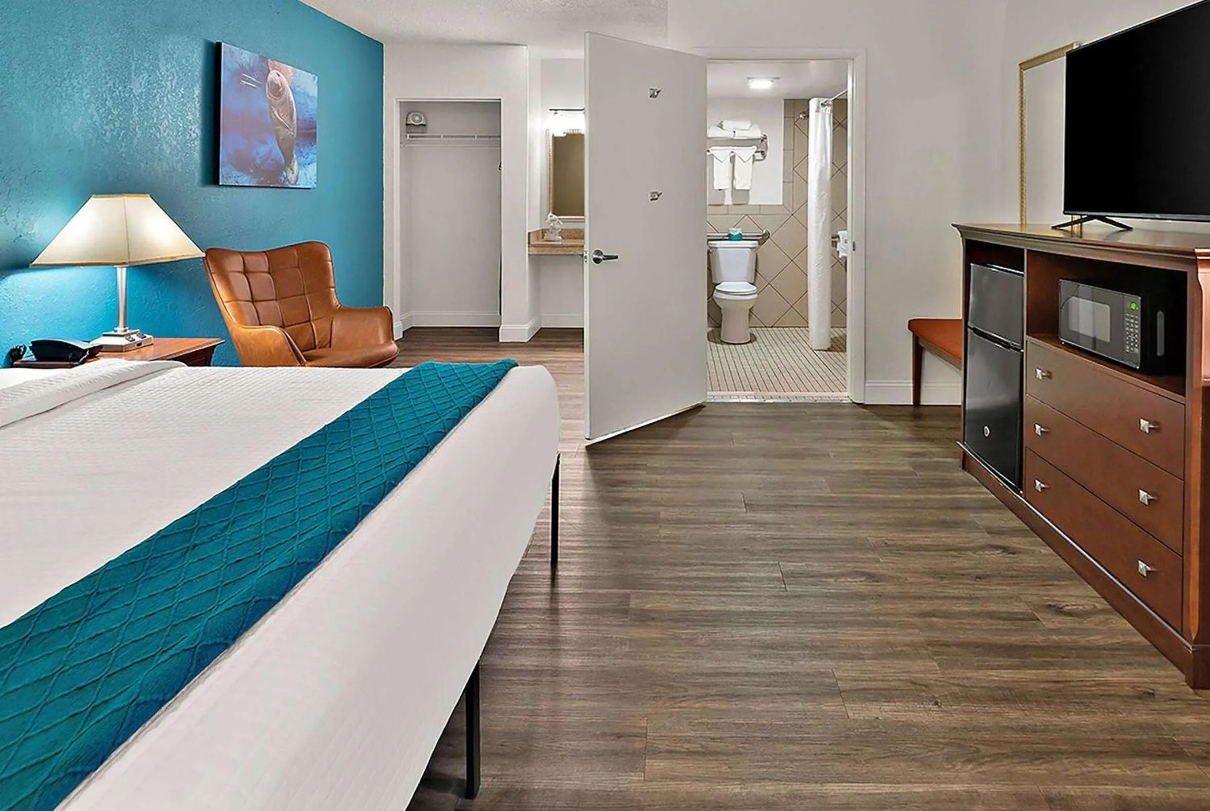 Photo of the whole room, Bed in PaddleTail Waterfront Lodge, Trademark Collection by Wyndham