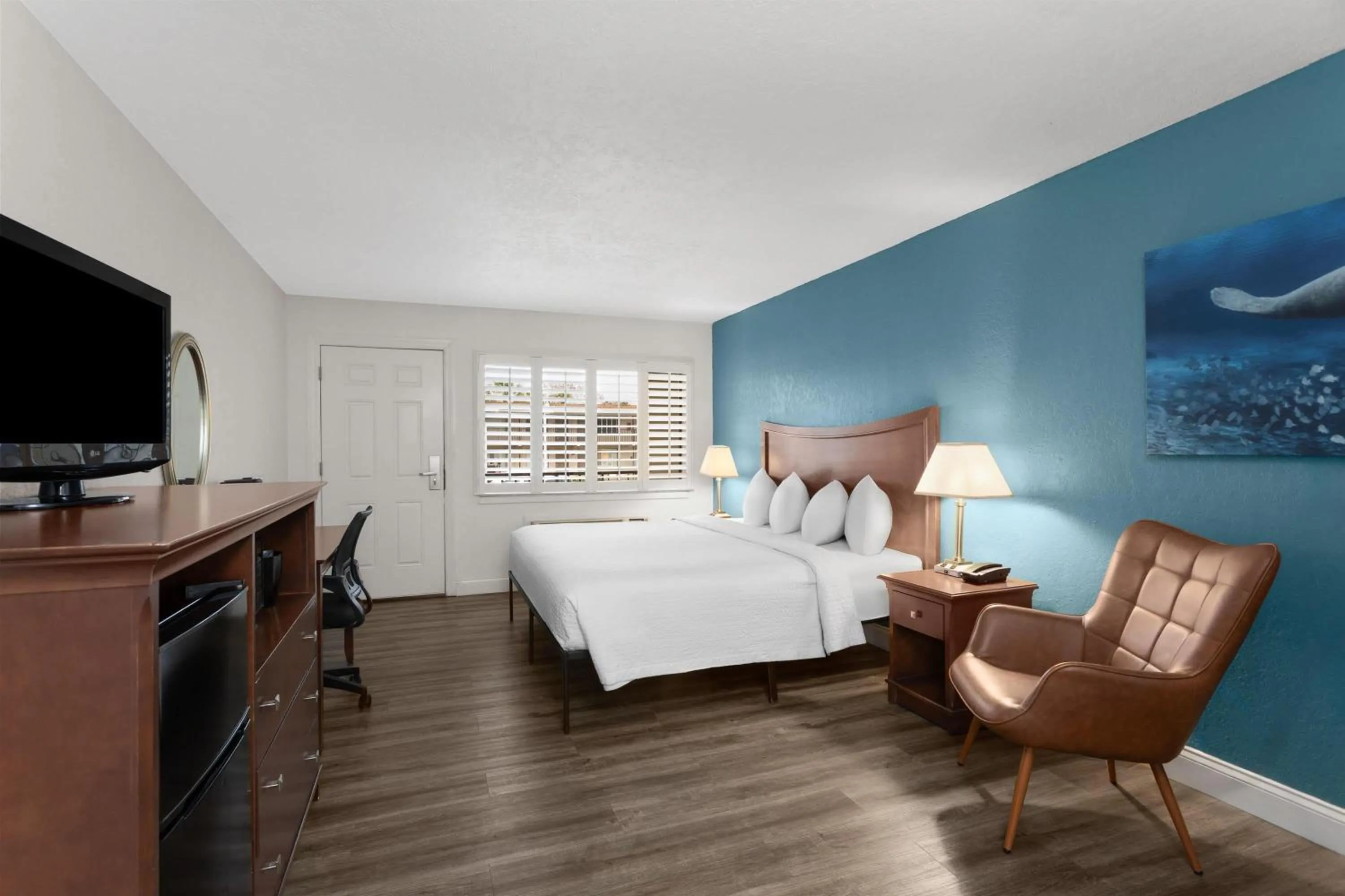 Photo of the whole room, Bed in PaddleTail Waterfront Lodge, Trademark Collection by Wyndham