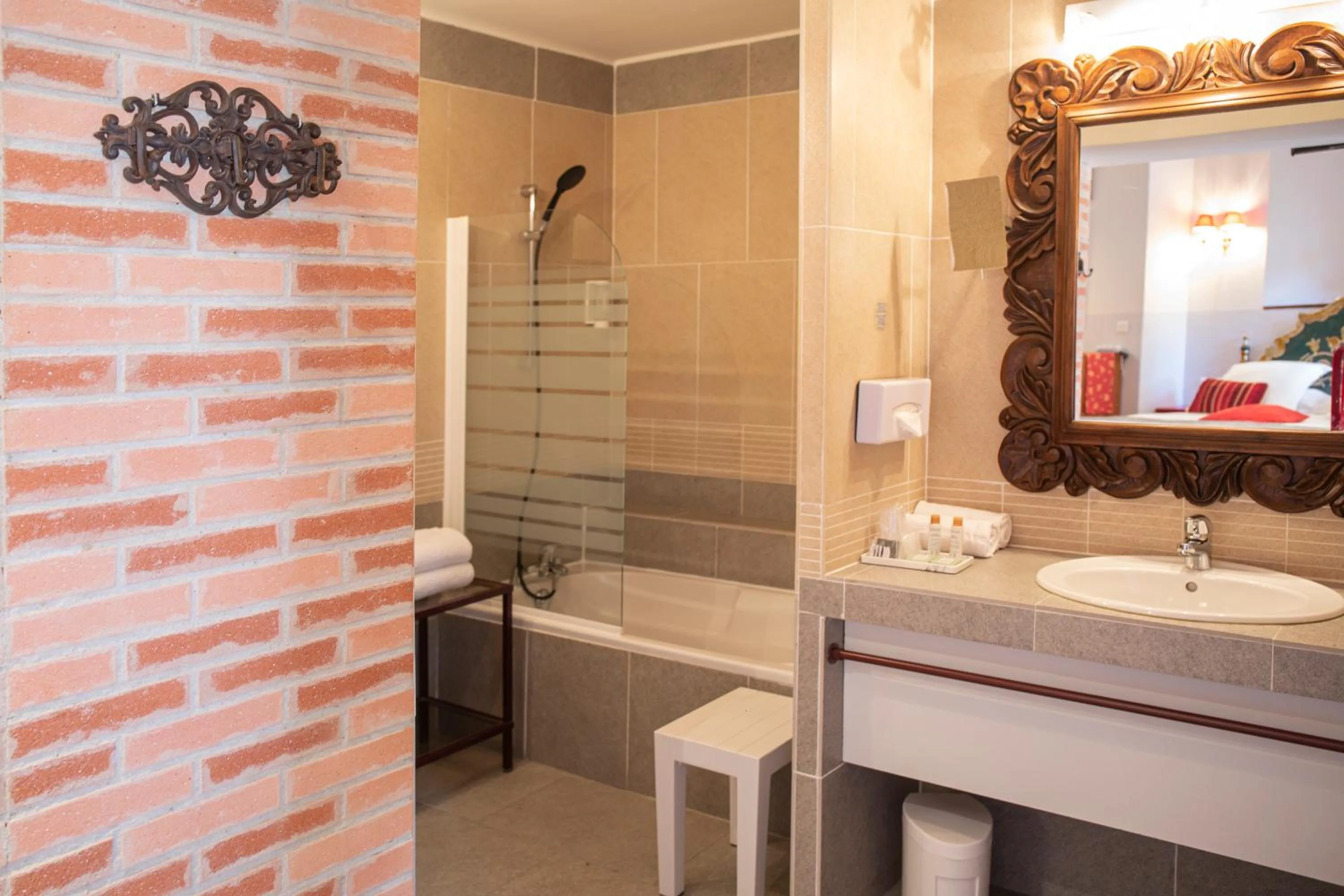 Bathroom in Hôtel La Casa Pairal