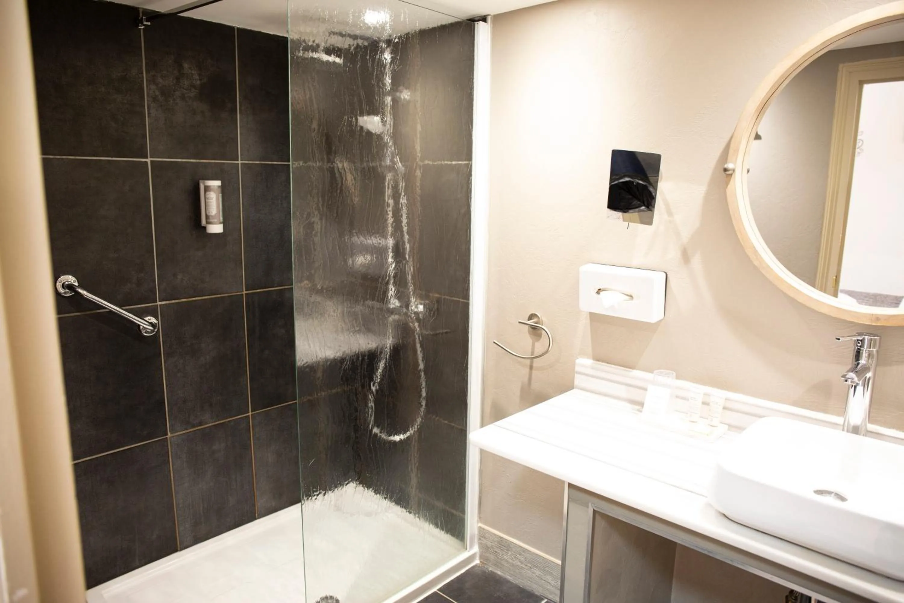 Bathroom in Hôtel La Casa Pairal