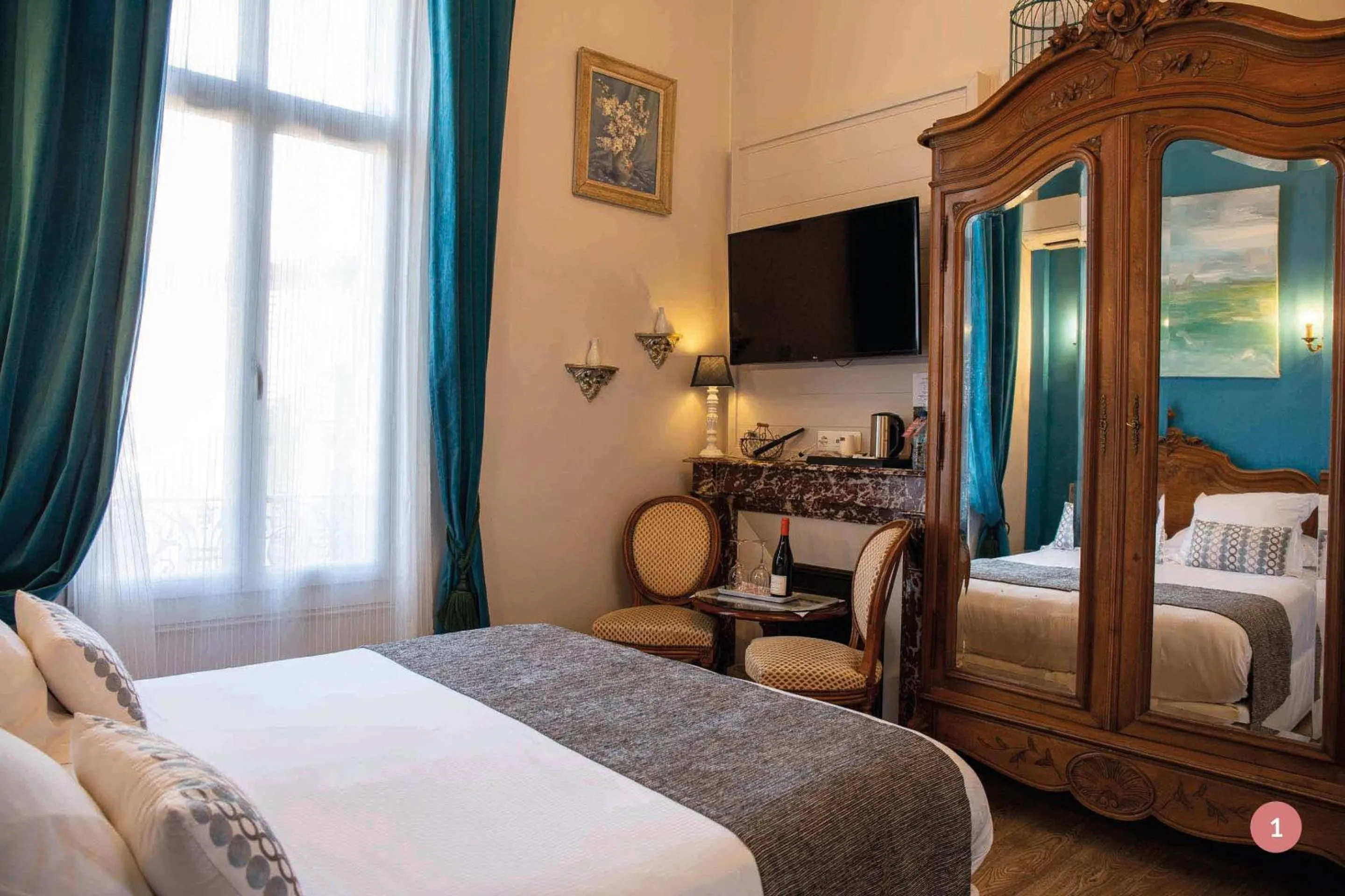 Bed in Hôtel La Casa Pairal