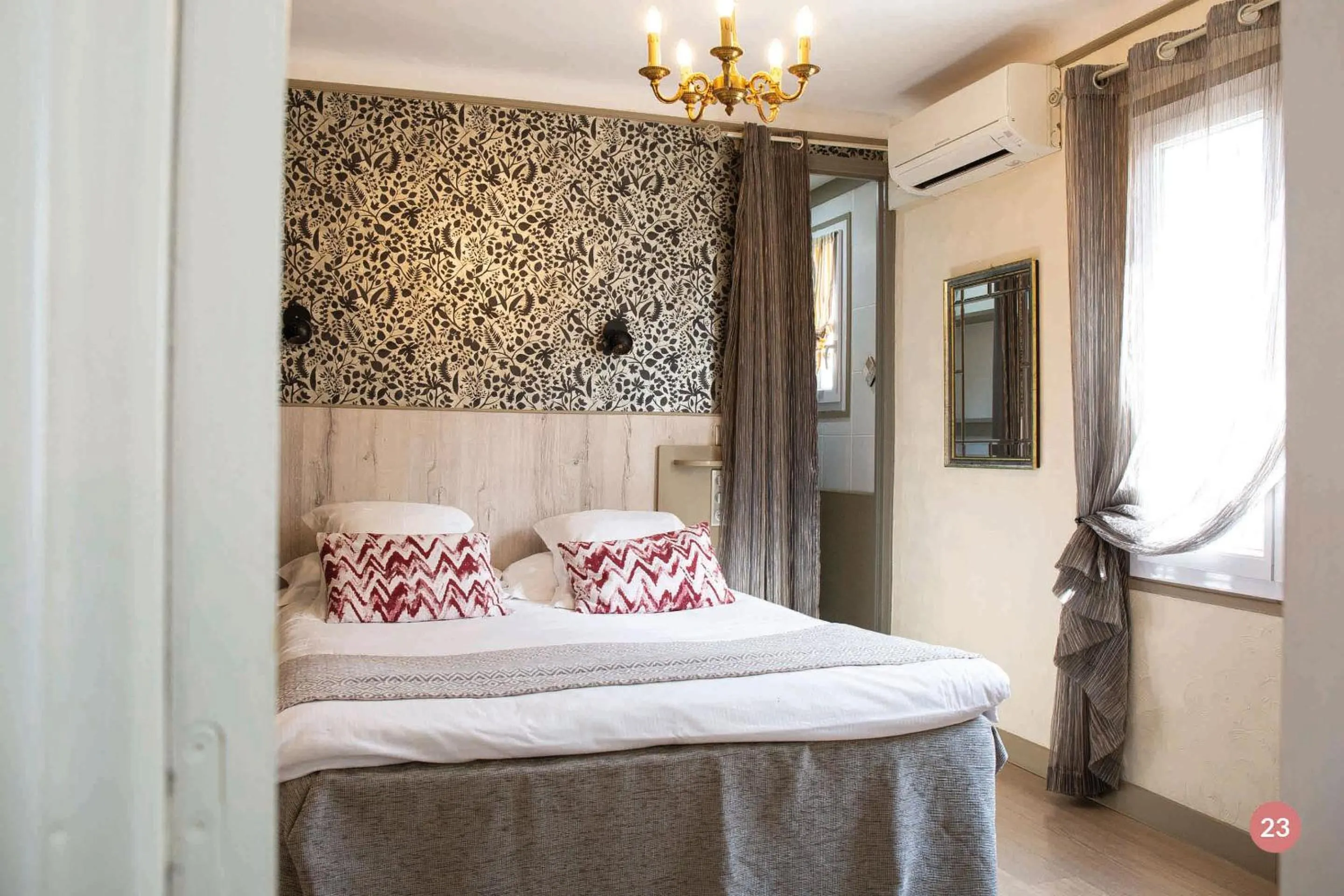 Bed in Hôtel La Casa Pairal