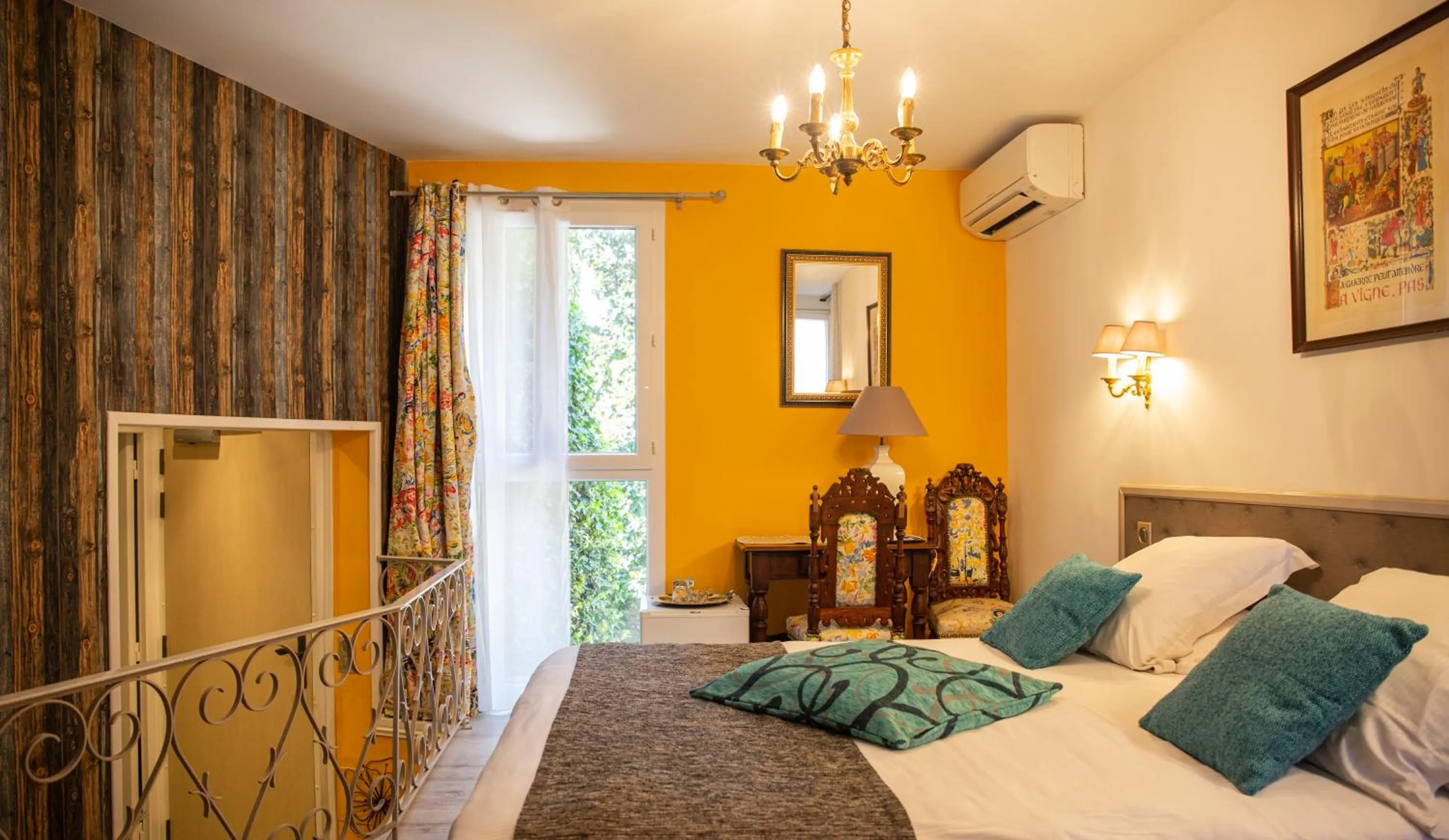 Bed in Hôtel La Casa Pairal