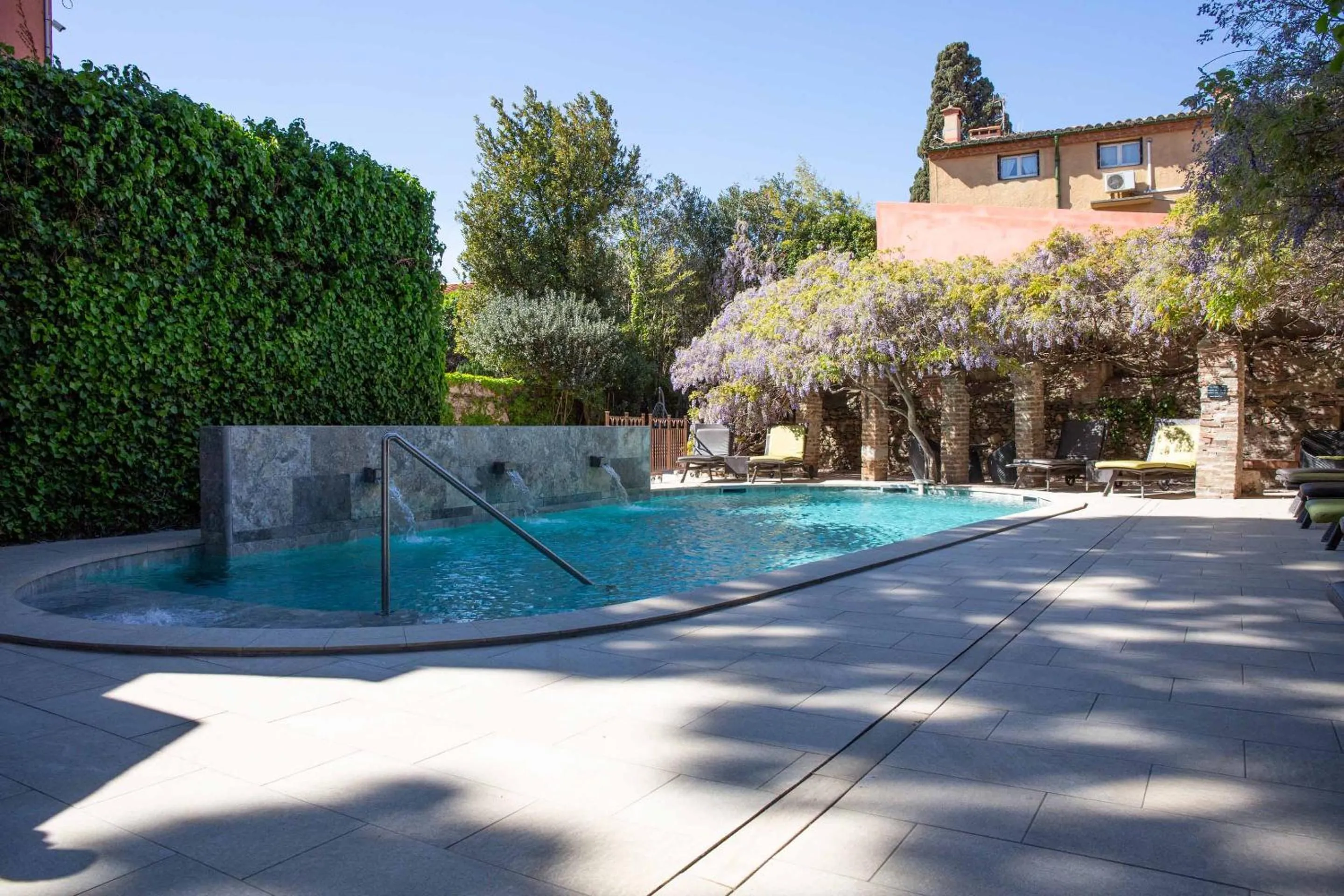 Swimming pool in Hôtel La Casa Pairal