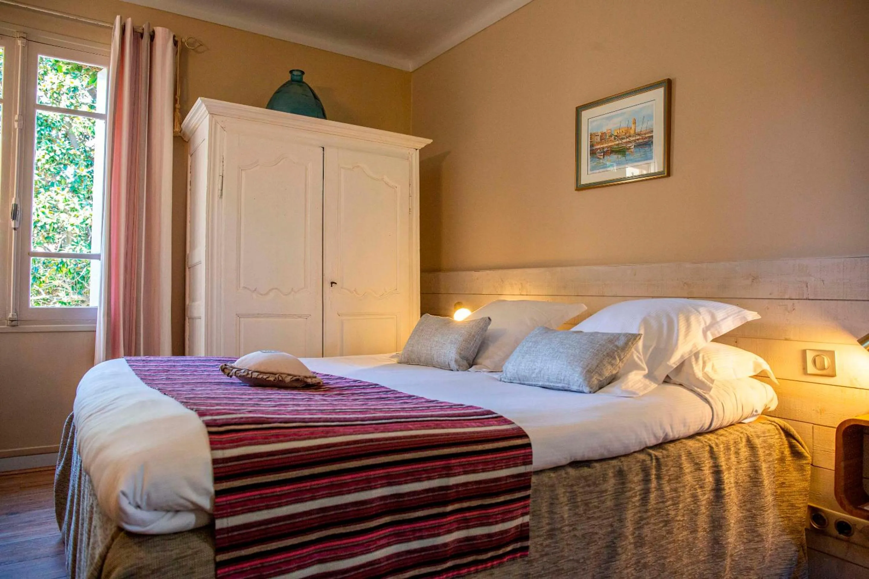 Bed in Hôtel La Casa Pairal