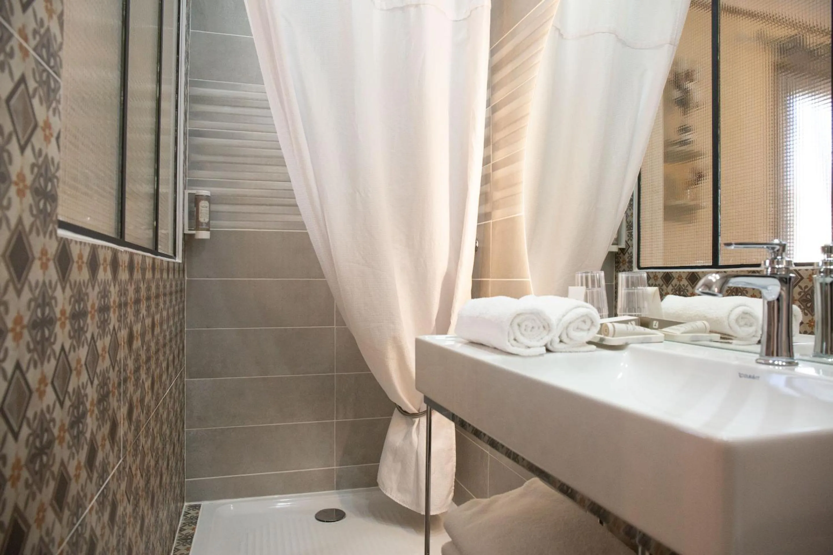 Bathroom, Bed in Hôtel La Casa Pairal